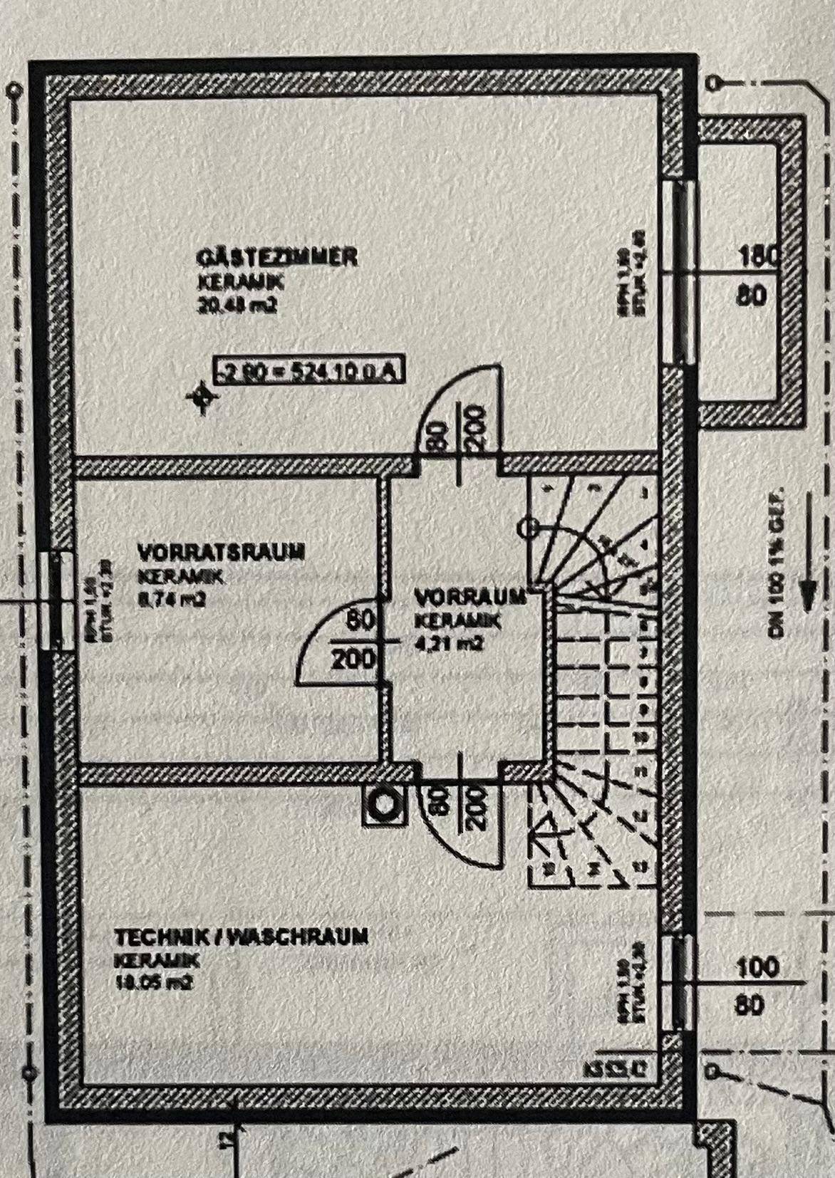 Grundriss des Untergeschosses mit Gästezimmer, Vorratsraum und Technikbereich.