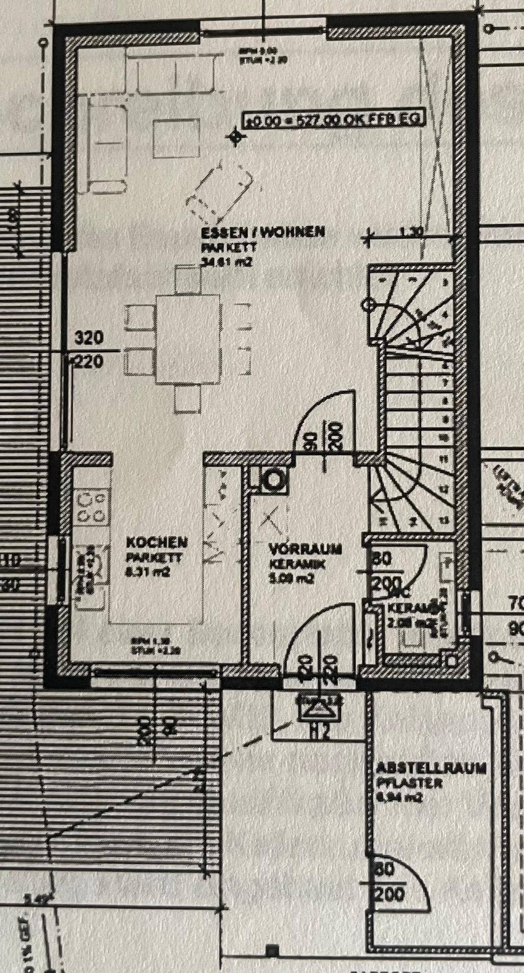 Grundriss des Erdgeschosses mit offenem Wohn-Essbereich und separater Küche.