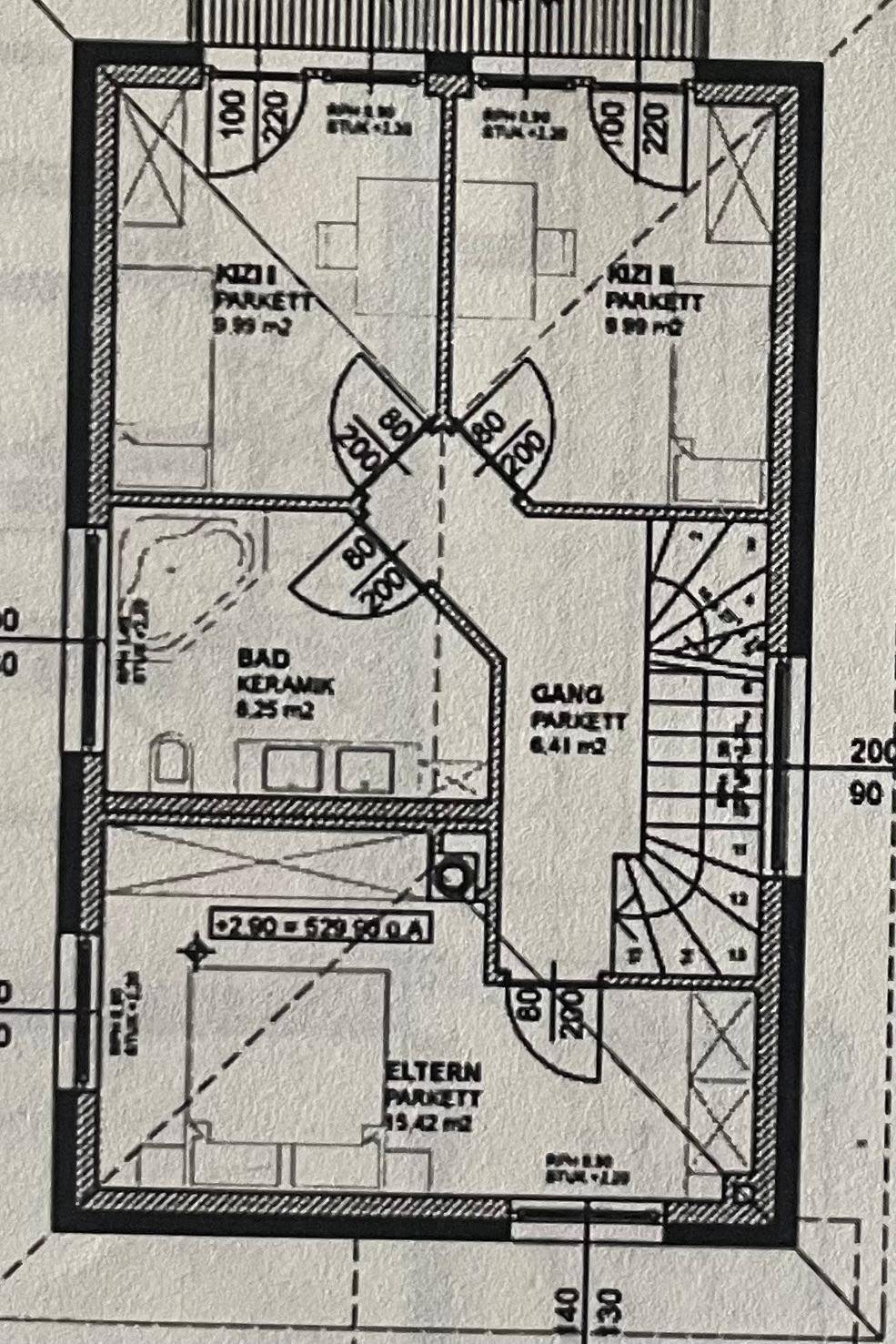 Grundriss des Obergeschosses mit drei Schlafzimmern und einem Badezimmer.