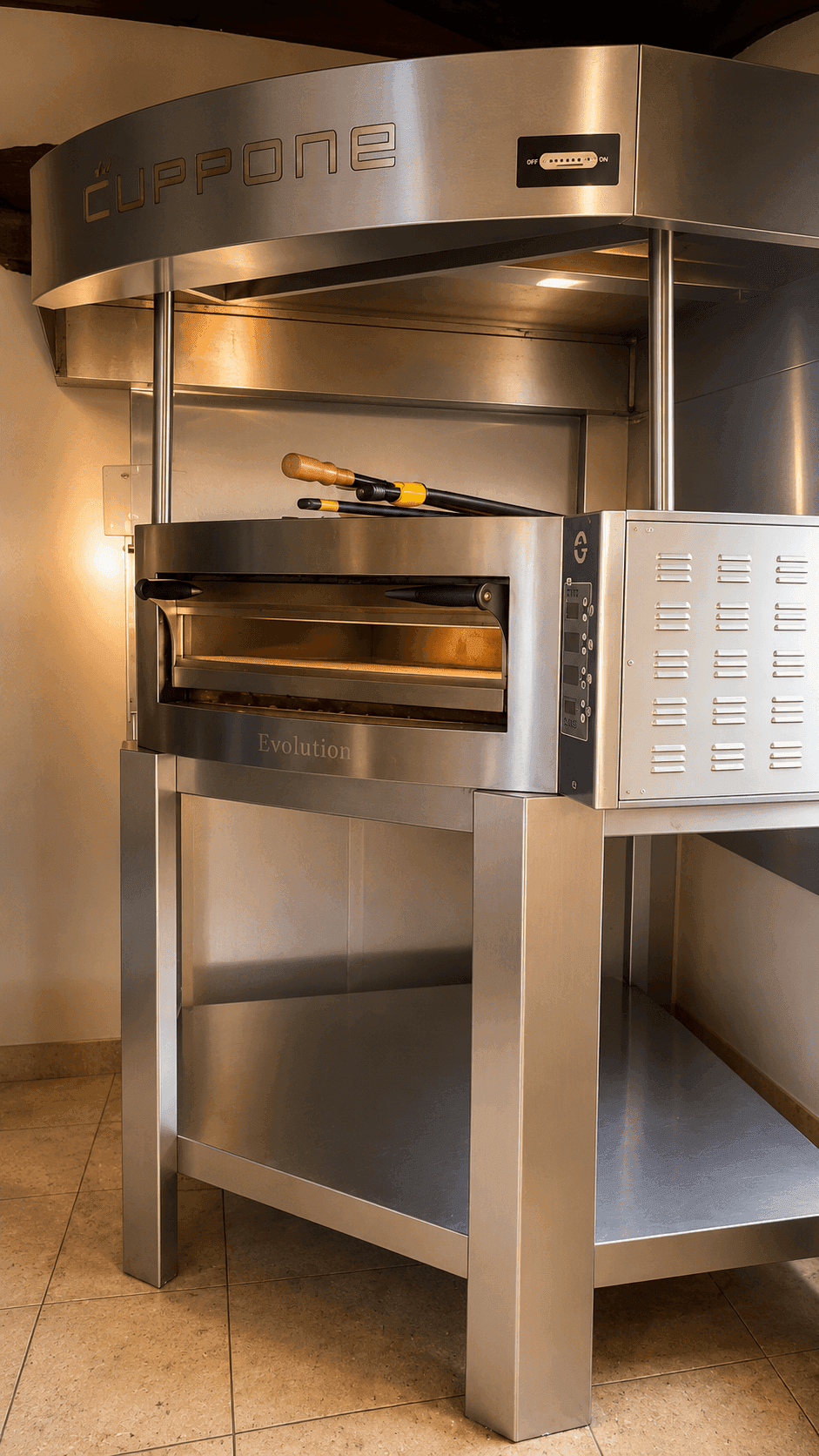Professioneller Edelstahl-Pizzaofen der Marke Cuppone in einer Gewerbeküche.