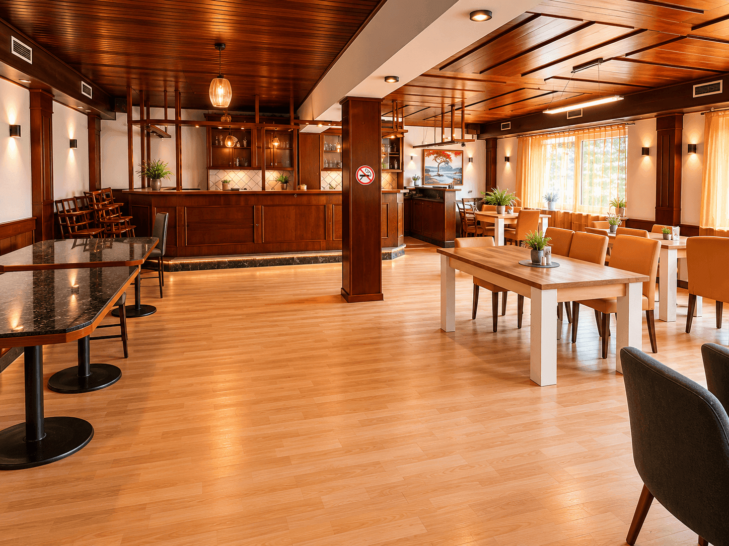 Großer Speisesaal oder Veranstaltungssaal mit Holzboden, Holzwänden und einer Bar im Hintergrund.