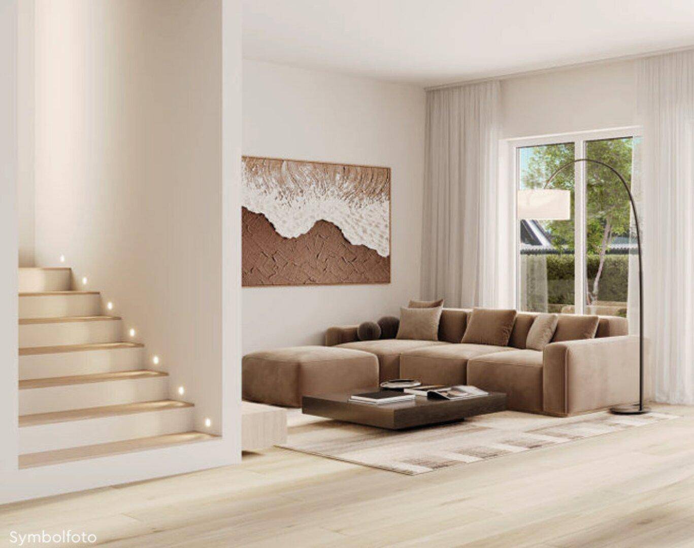 Gemütliches Wohnzimmer mit großem Ecksofa, Holzboden und integrierter Treppenbeleuchtung.