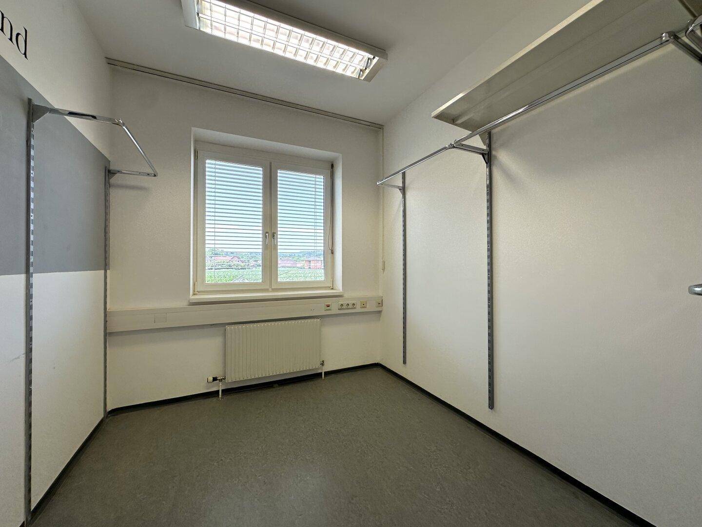 Lagerraum mit grauem Vinylboden und praktischen Regalsystemen an den Wänden für Organisation.