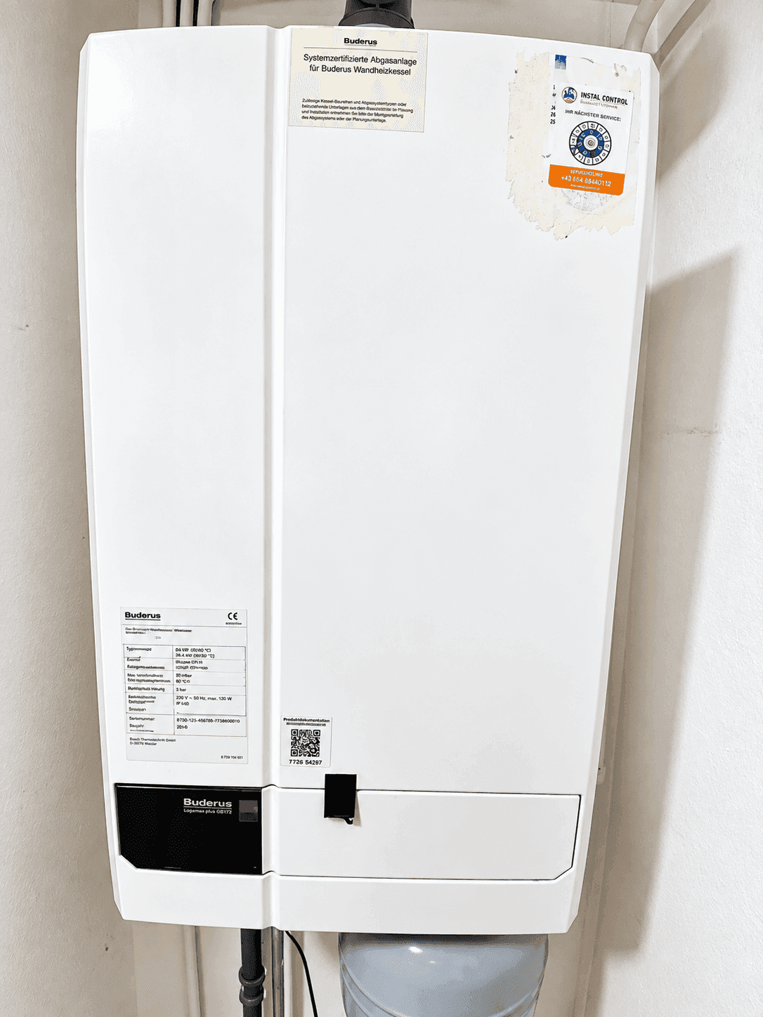 Moderne Buderus Heizungsanlage für Warmwasser und Heizung in einem Technikraum.