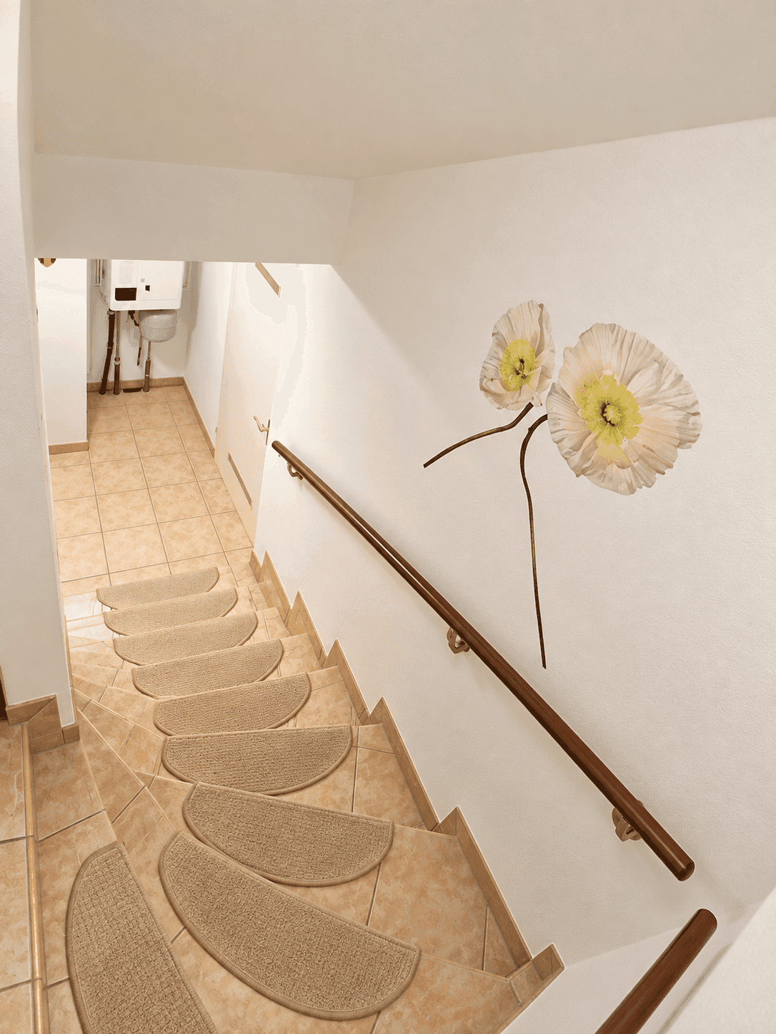 Treppenhaus führt zu einem Bereich mit Heizungsanlage, gefliestem Boden und Wanddekoration.