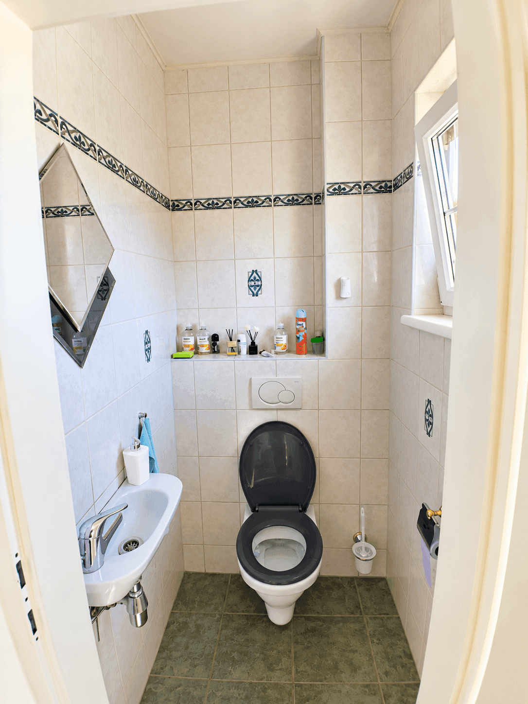Kleines Gäste-WC mit Fenster, Wand-WC und modernem Waschbecken.