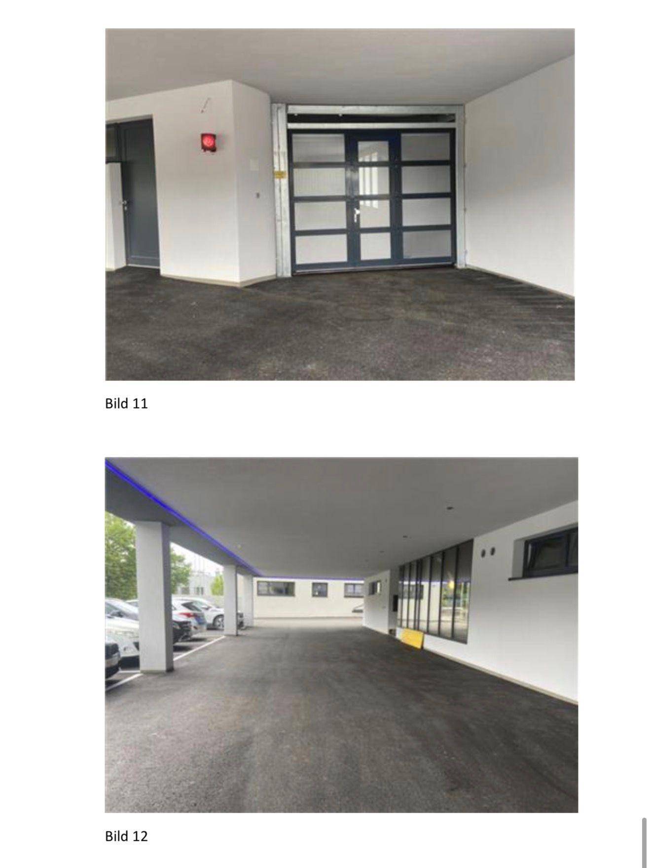 Überdachte Parkplätze unter dem Gebäude und ein Eingangsbereich mit Glastüren.