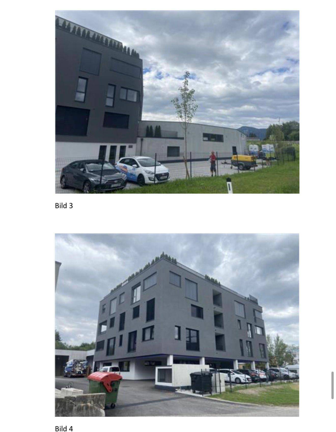 Ansicht des modernen Bürogebäudes von außen mit Parkplätzen und Baustellenbereich.