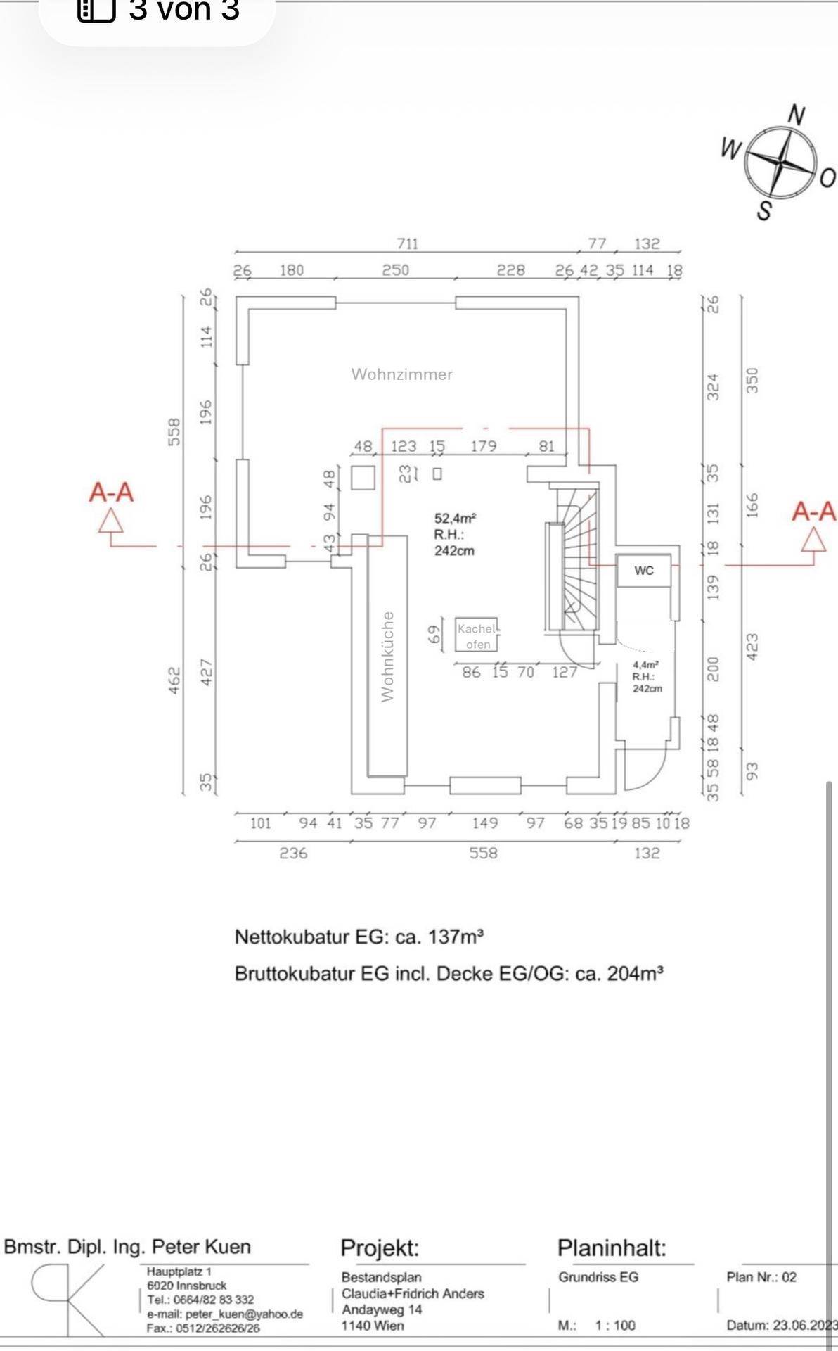 Grundriss des Erdgeschosses mit offenem Wohnbereich, Küche und separatem WC.