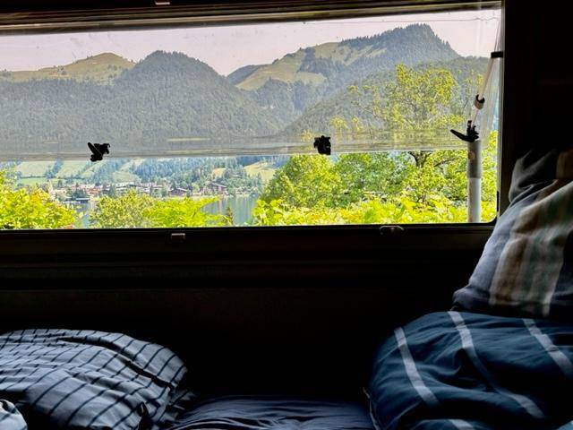 Atemberaubender Blick aus dem Schlafzimmerfenster auf den See und die Berge.