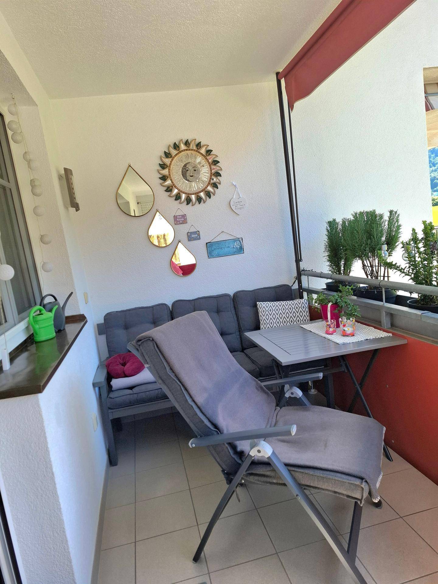 Gemütlicher Balkon mit Sitzgelegenheiten und dekorativen Elementen für entspannte Stunden.