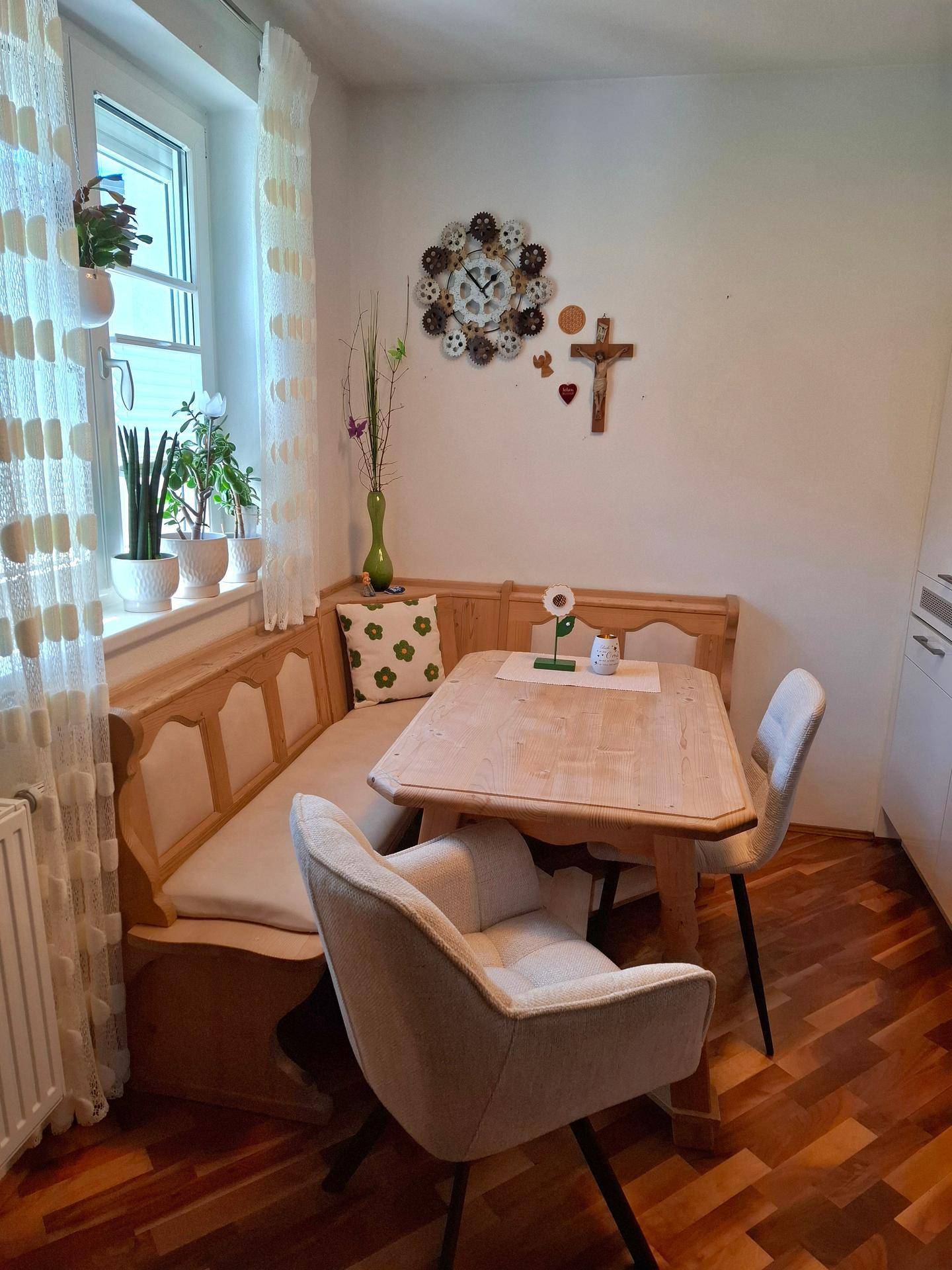 Gemütlicher Essbereich in der Küche mit traditioneller Eckbank und Holztisch am Fenster.