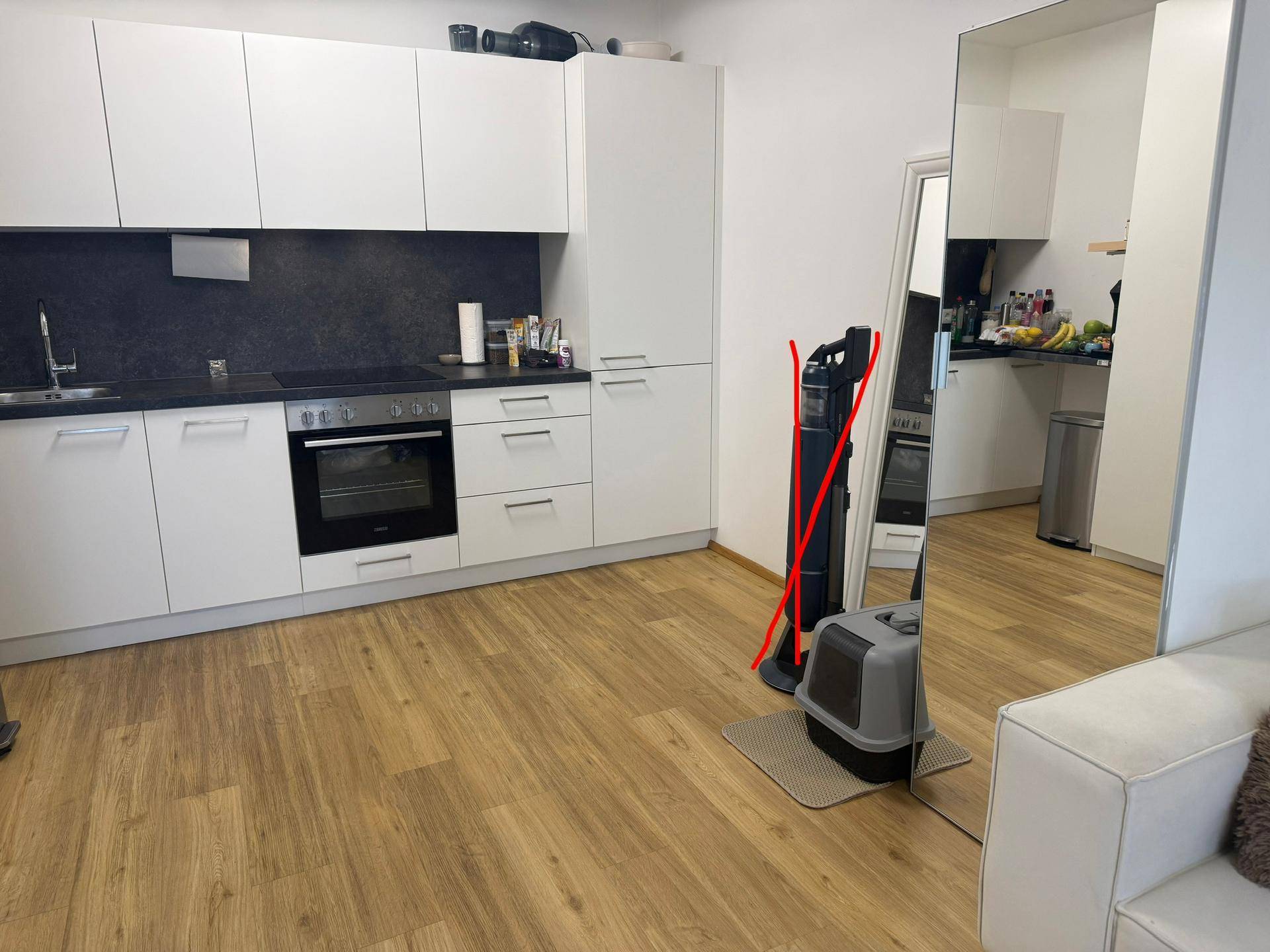 Funktionale Küche mit viel Stauraum, Kochfeld und Backofen, ideal für den Alltag.