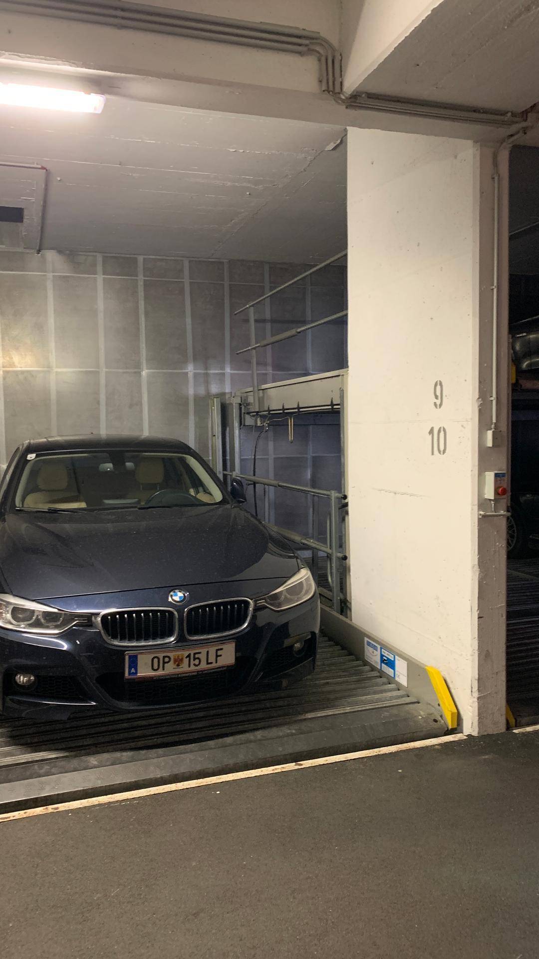 Detailansicht eines Fahrzeugs in einem modernen automatischen Parksystem der Tiefgarage.