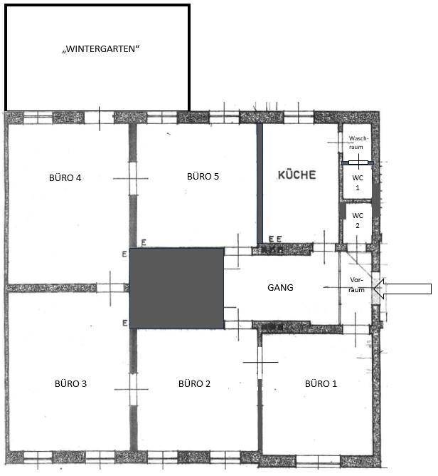Grundrissplan mit mehreren Büroräumen, Küche, Sanitärbereichen und einem Wintergarten.