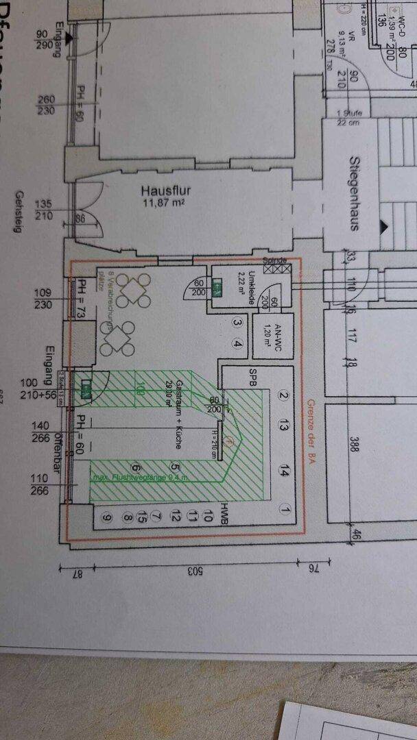 Detaillierter Grundriss eines Gewerberaums mit markierten Bereichen für Sitzgelegenheiten und Lagerung.