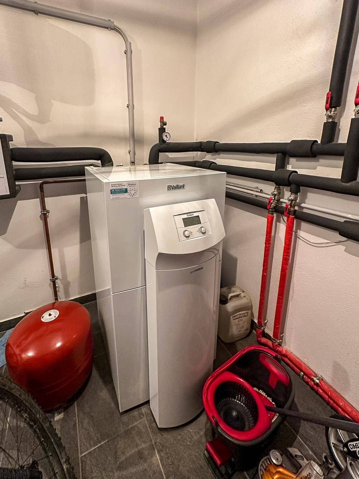 Detailansicht der modernen Heizungsanlage und Wasseraufbereitung im Technikraum des Kellers.
