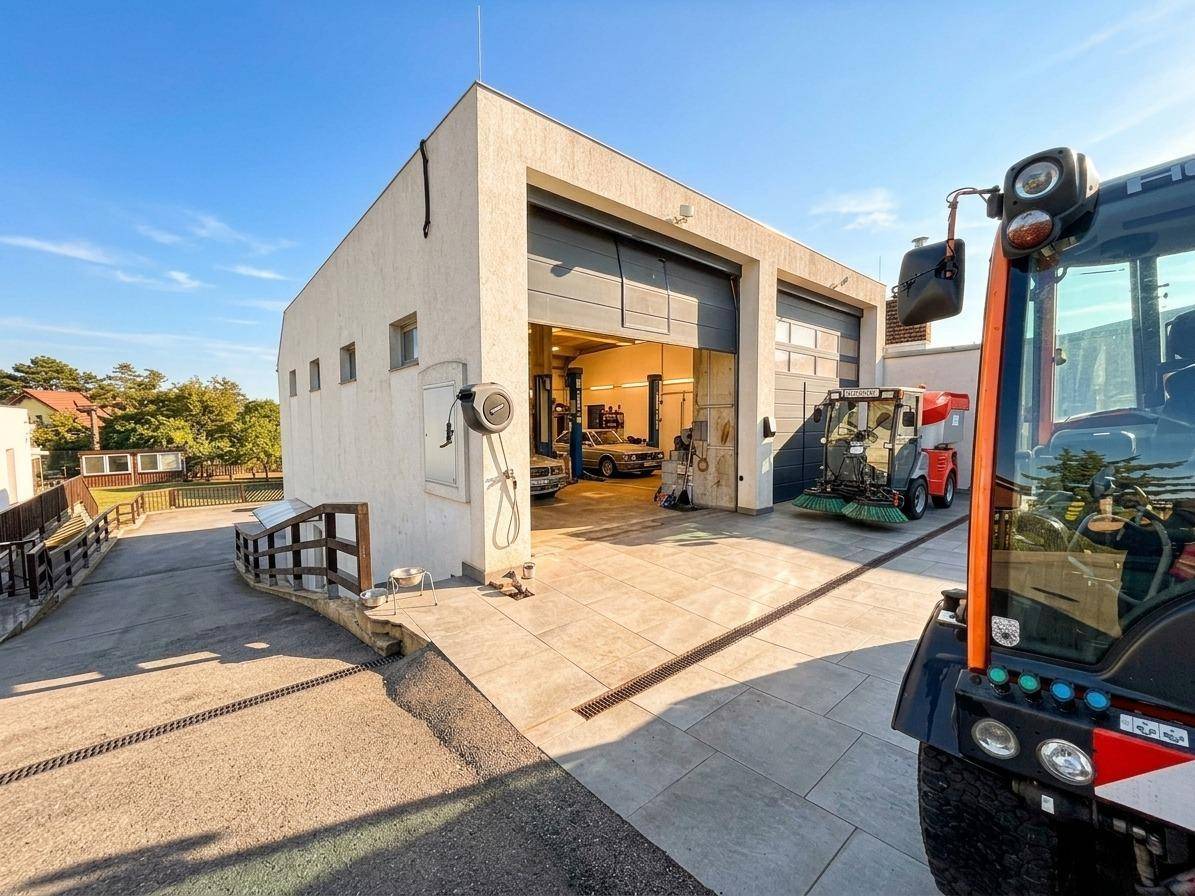 Geräumige Garage mit mehreren Toren und Platz für Fahrzeuge und Werkstatt.