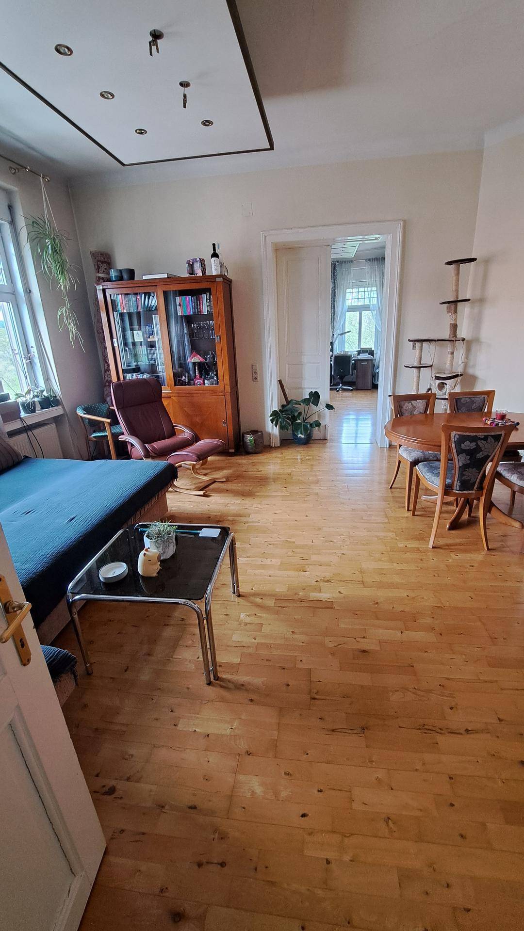 Offener Wohn- und Essbereich mit Holzboden, der viel Platz für Geselligkeit und Entspannung bietet.
