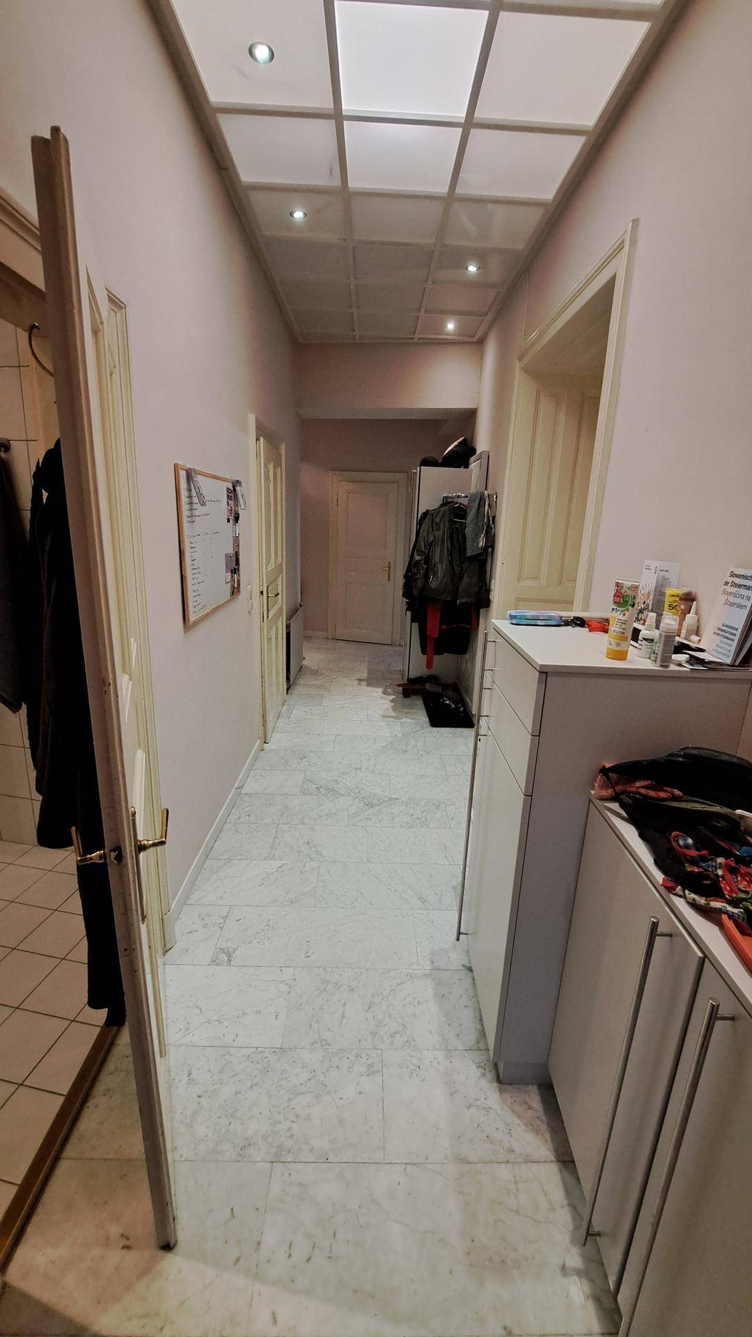 Geräumiger Flur mit Fliesenboden und praktischen Schränken für zusätzlichen Stauraum.