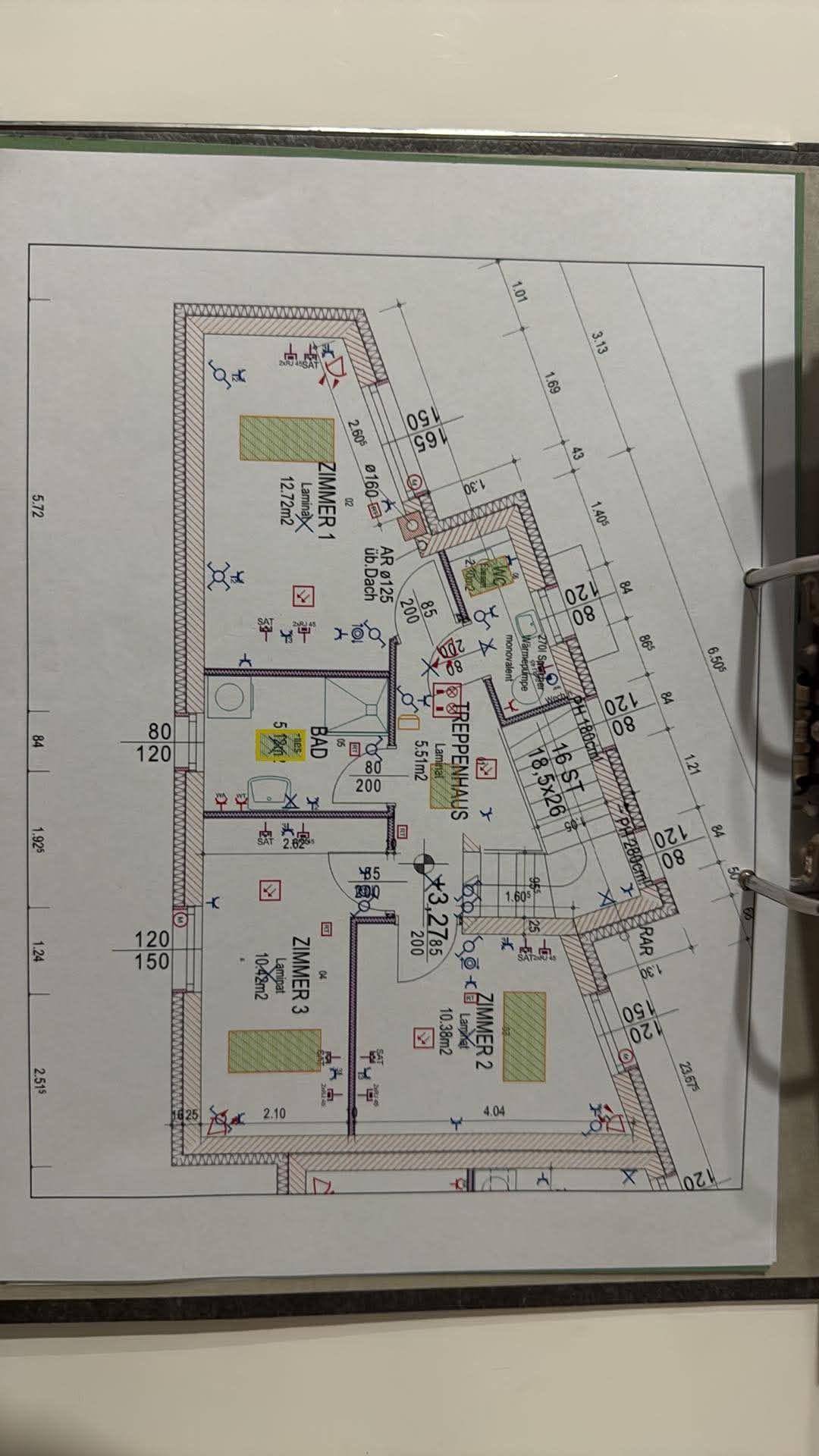 Grundriss des Obergeschosses mit drei Schlafzimmern, Bad und Balkonzugang.