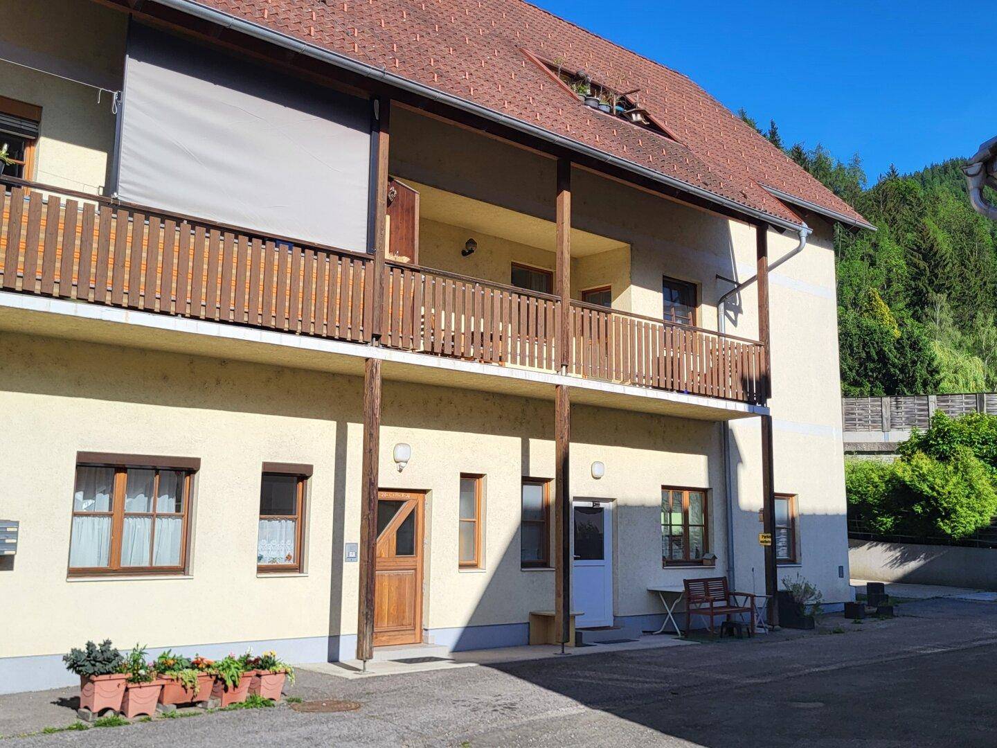 Außenansicht des Gebäudes mit mehreren Balkonen und traditionellem Ziegeldach.