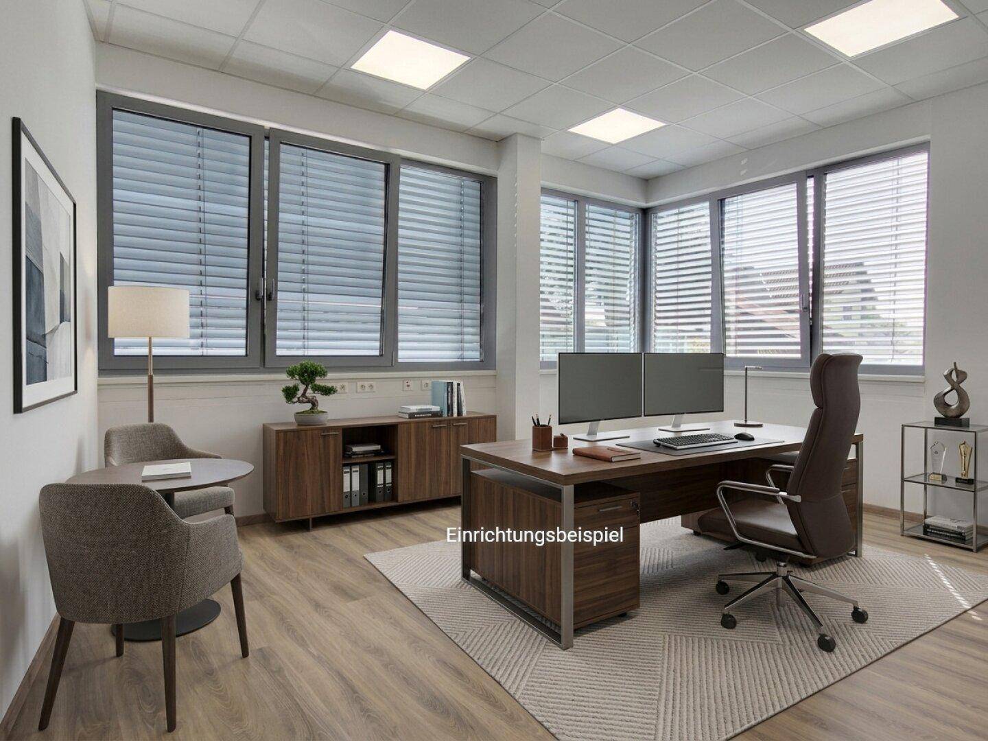 Modern eingerichtetes Büro mit großen Fenstern, Jalousien und Holzoptik-Boden als Einrichtungsbeispiel.