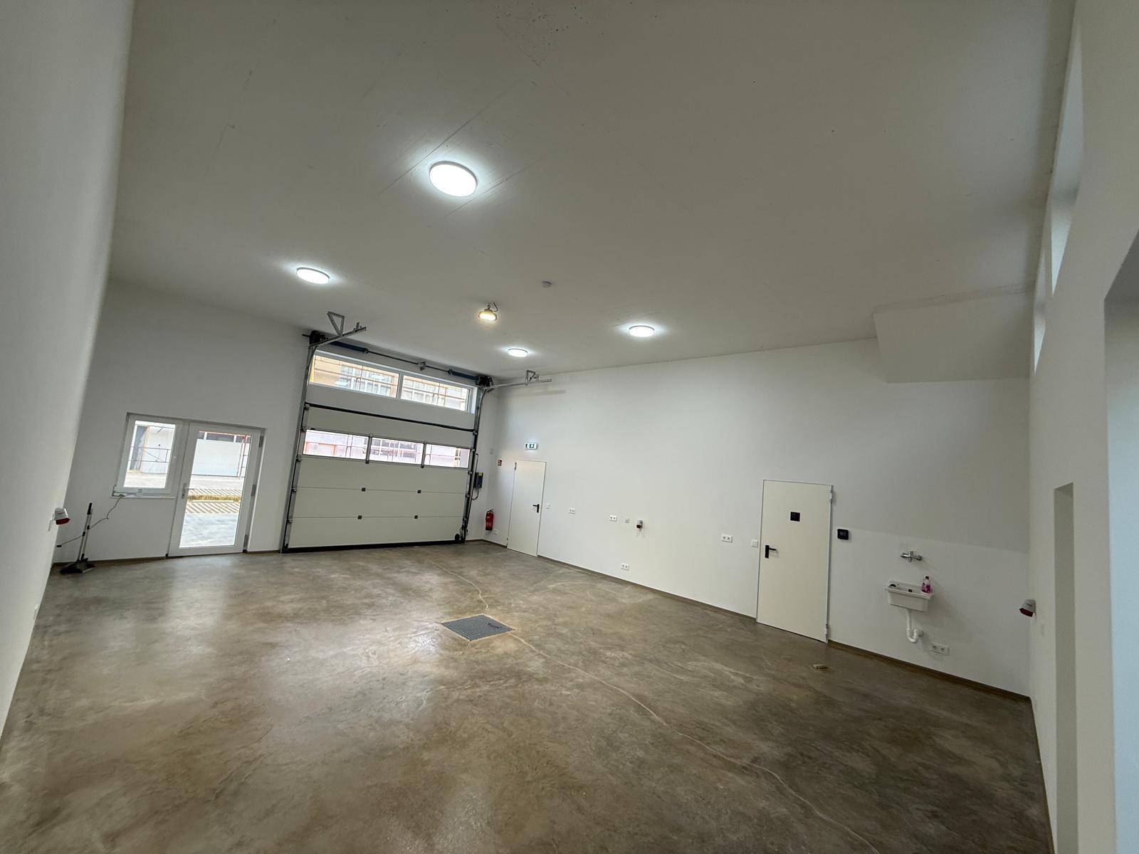 Modernes Neubau Gewerbeobjekt mit Büro- und Lagerflächen in Baden - Erstbezug - Mehr