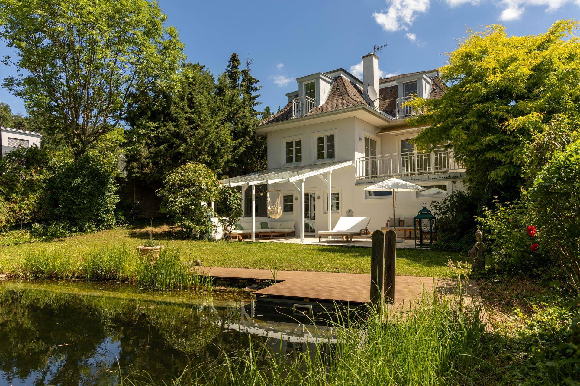 Green Hideaway in Salmannsdorf - gepflegte Luxusvilla mit Schwimmbiotop (2026) + Zweiter Einfamilienhaus Bauplatz am Grundstück - nahe American International School - Ansicht 6