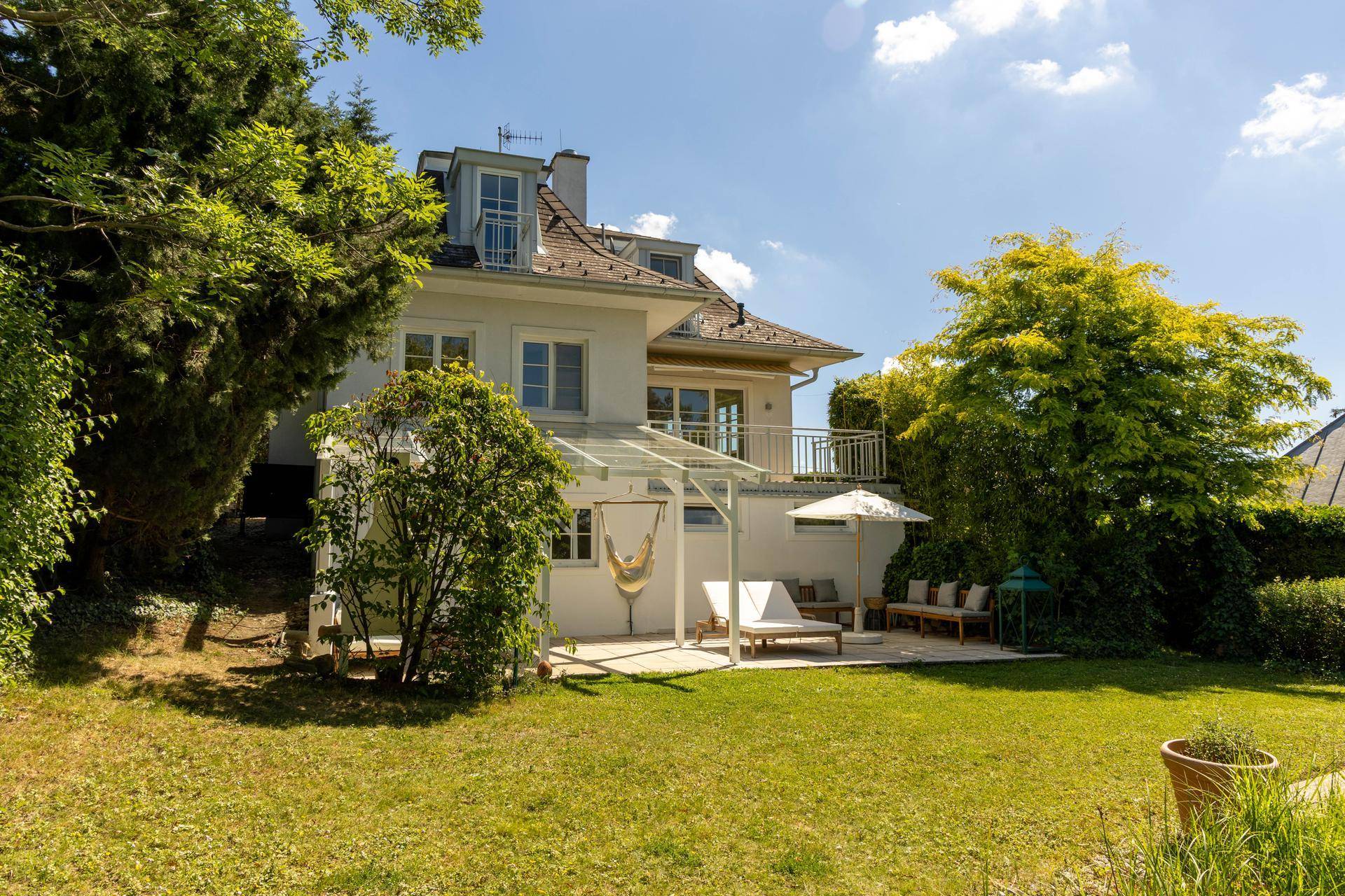 Green Hideaway in Salmannsdorf - gepflegte Luxusvilla mit Schwimmbiotop (2026) + Zweiter Einfamilienhaus Bauplatz am Grundstück - nahe American International School - Ansicht 4