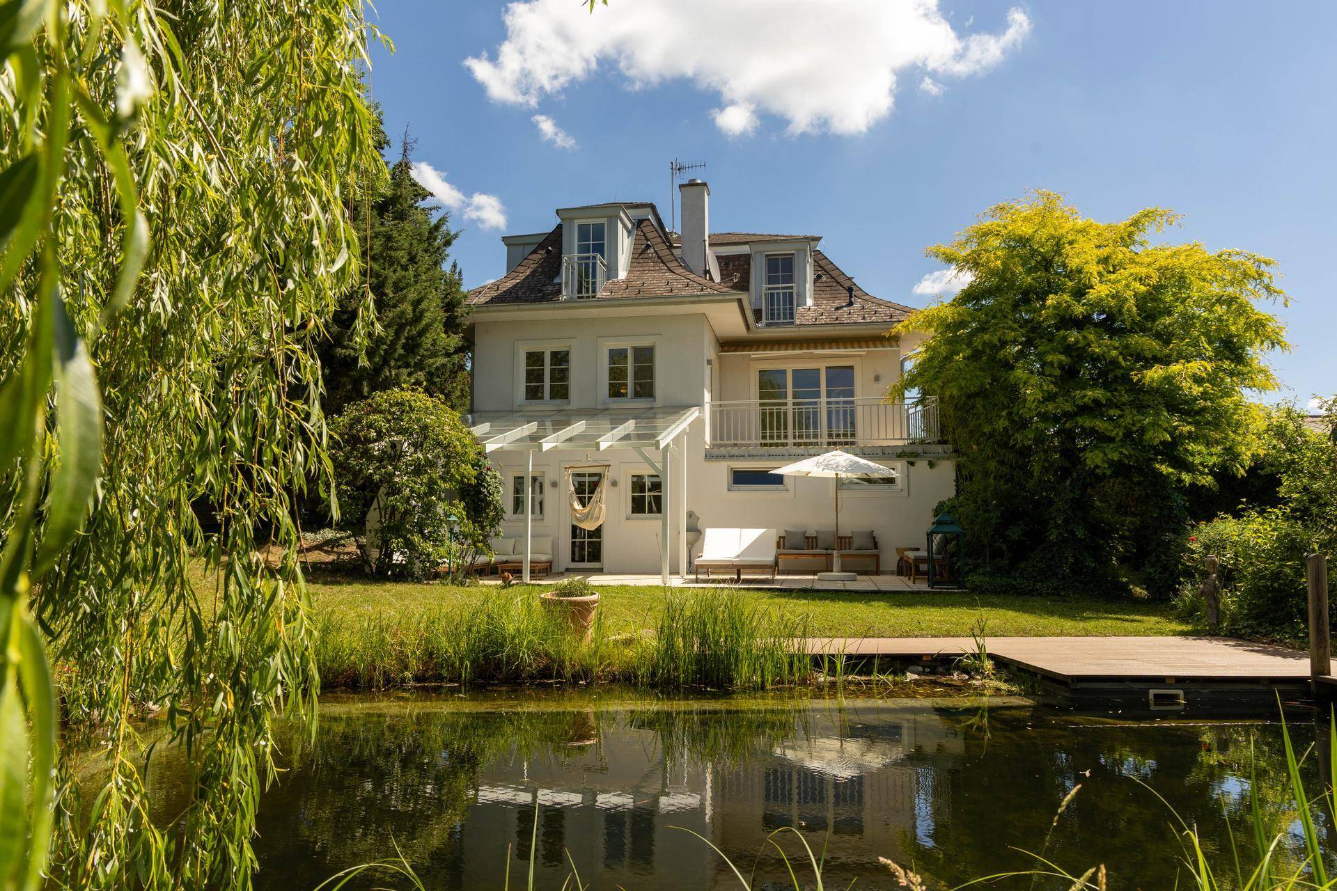 Green Hideaway in Salmannsdorf - gepflegte Luxusvilla mit Schwimmbiotop (2026) + Zweiter Einfamilienhaus Bauplatz am Grundstück - nahe American International School - Ansicht 5