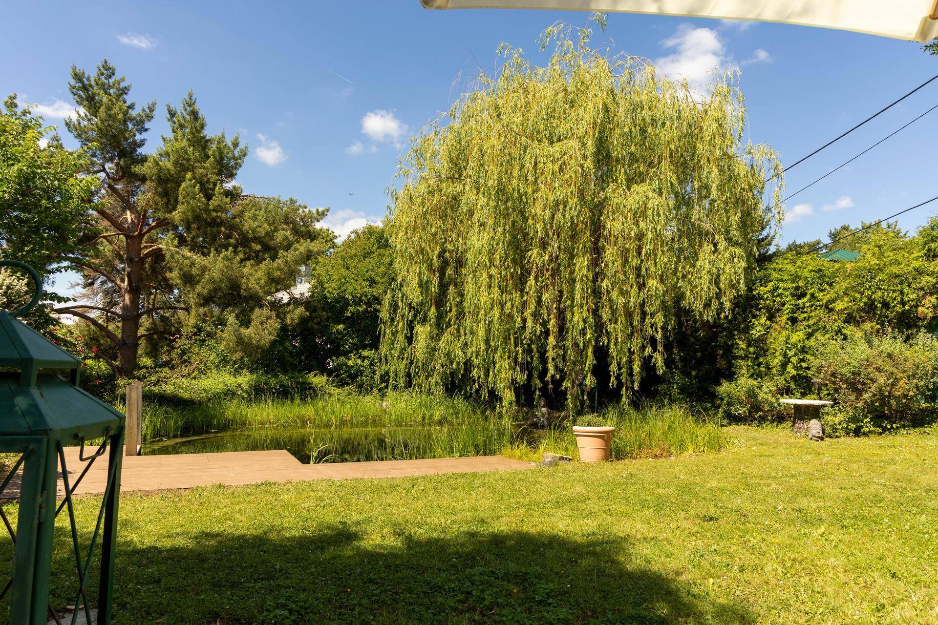 Green Hideaway in Salmannsdorf - gepflegte Luxusvilla mit Schwimmbiotop (2026) + Zweiter Einfamilienhaus Bauplatz am Grundstück - nahe American International School - Mehr