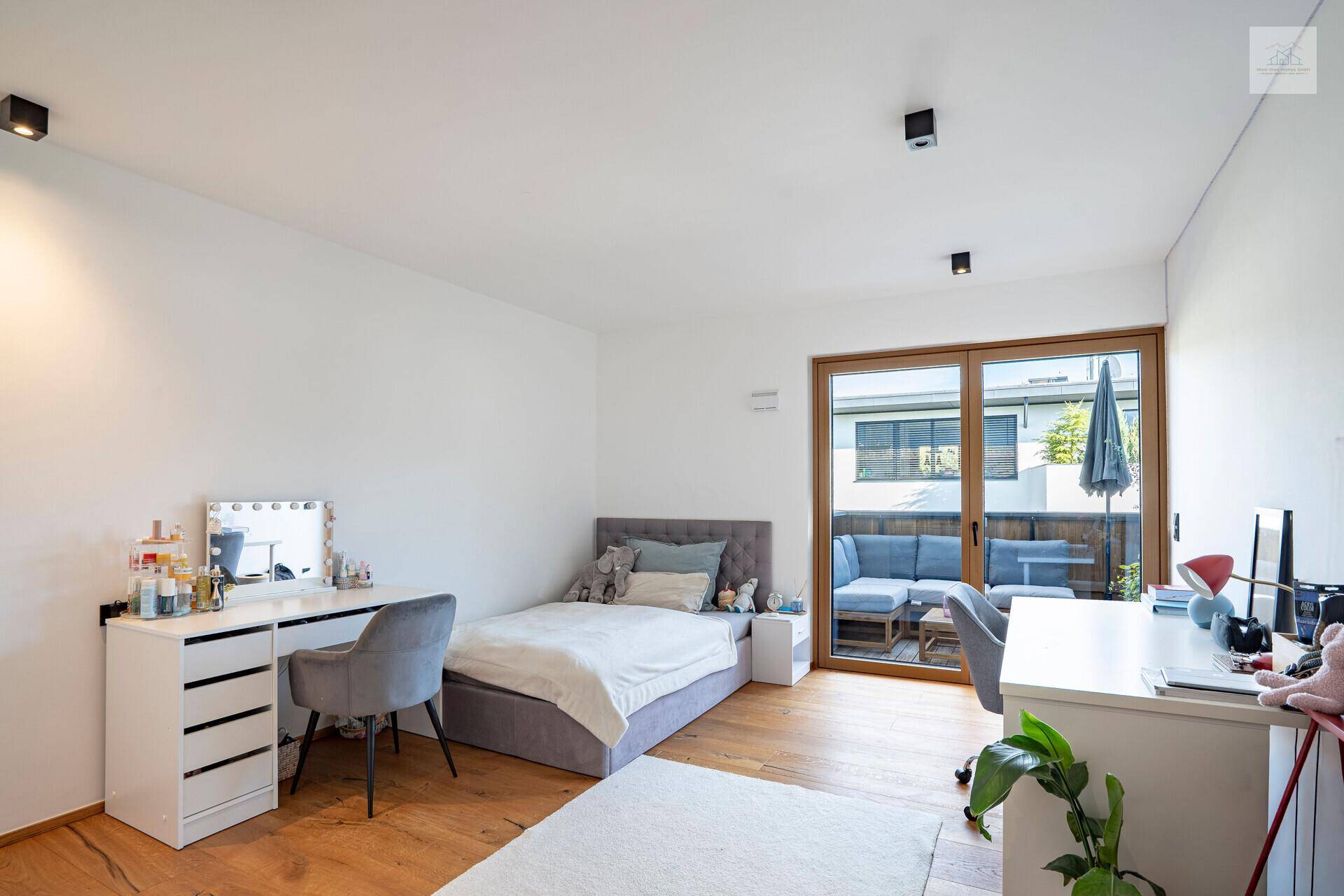 Helles Kinderzimmer mit Schreibtisch, Bett und Zugang zum Balkon, ideal zum Lernen und Entspannen.