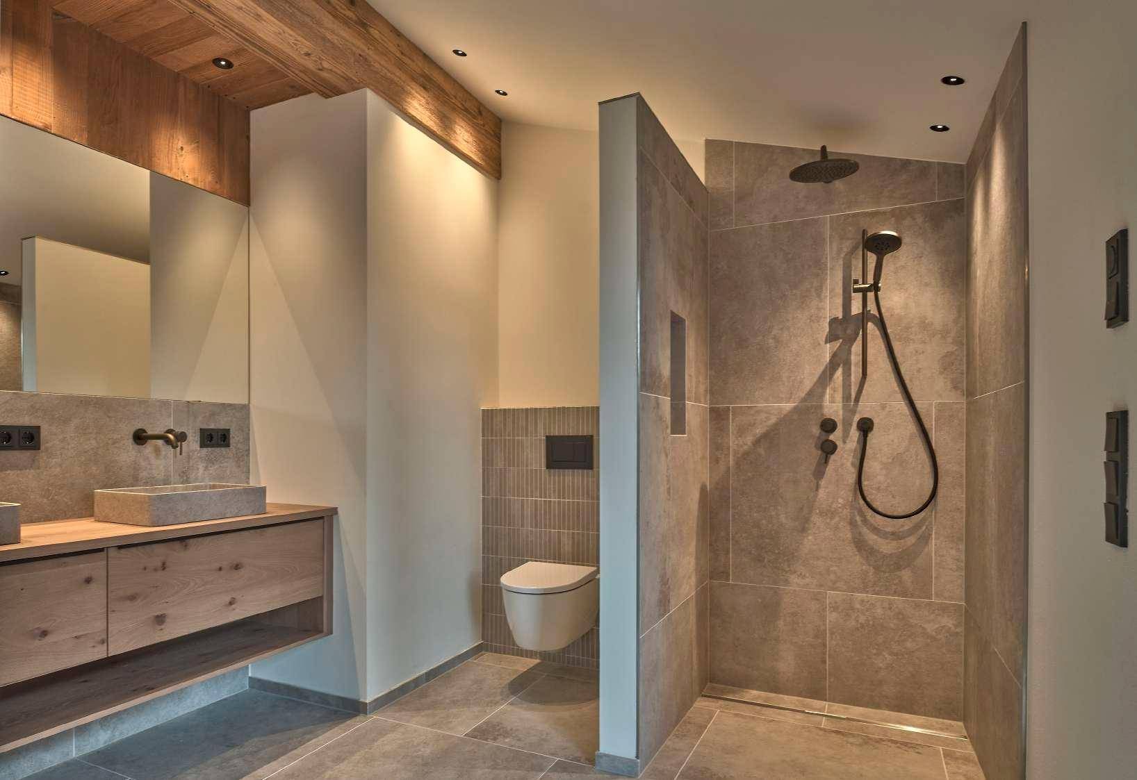 Modernes Badezimmer mit begehbarer Dusche, Wand-WC und Holzwaschtisch.