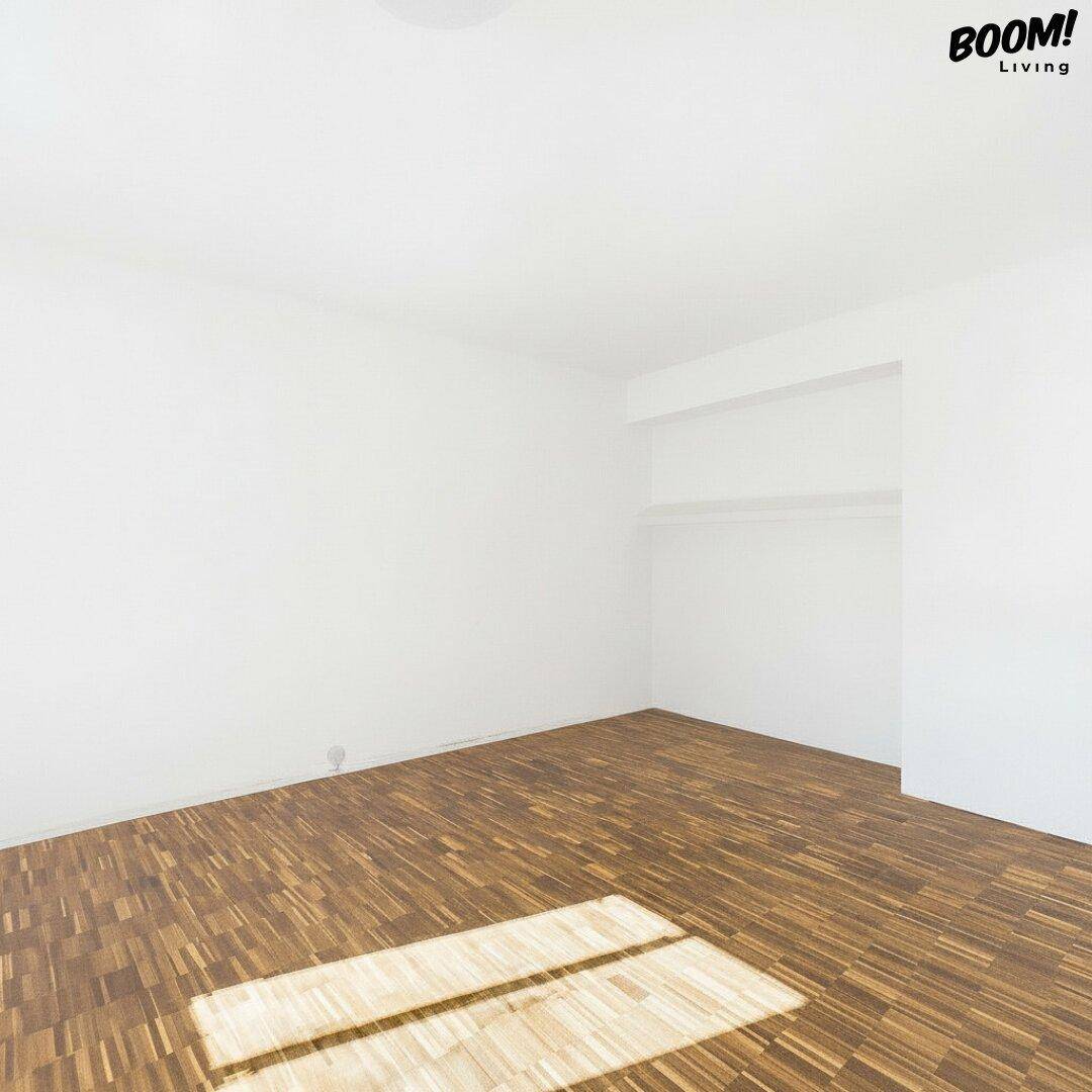 Leerer Raum mit Holzboden und integrierter Nische, ideal als Schlafzimmer oder Ankleide.