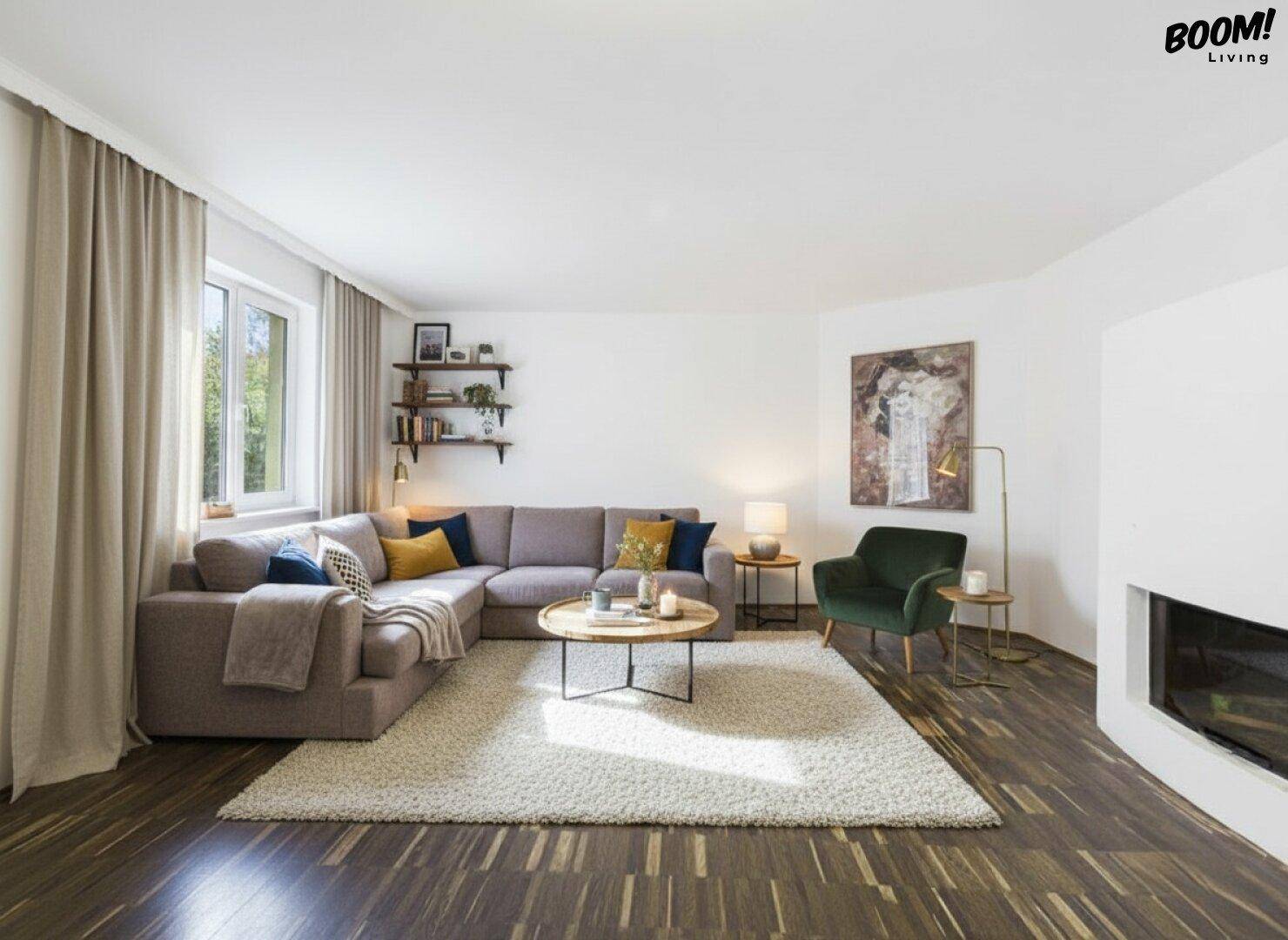 Geräumiges Wohnzimmer mit Ecksofa, Holzboden und Kamin, ideal für gemütliche Abende.