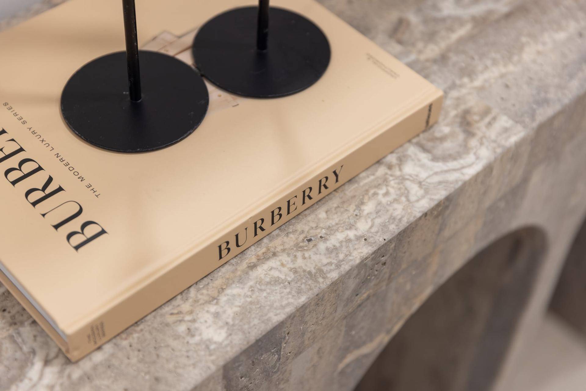 Detailaufnahme eines dekorativen Buches auf einer eleganten Konsole im Flurbereich.