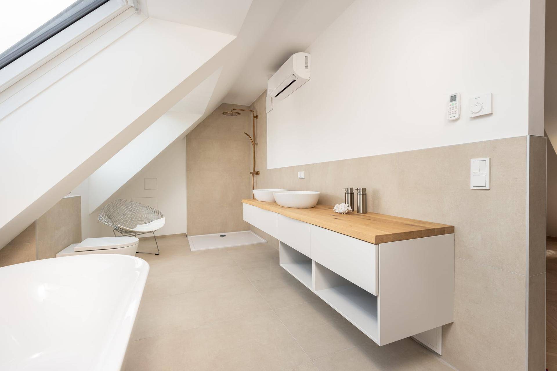 Modernes Badezimmer im Dachgeschoss mit freistehender Badewanne, Doppelwaschbecken und begehbarer Dusche.