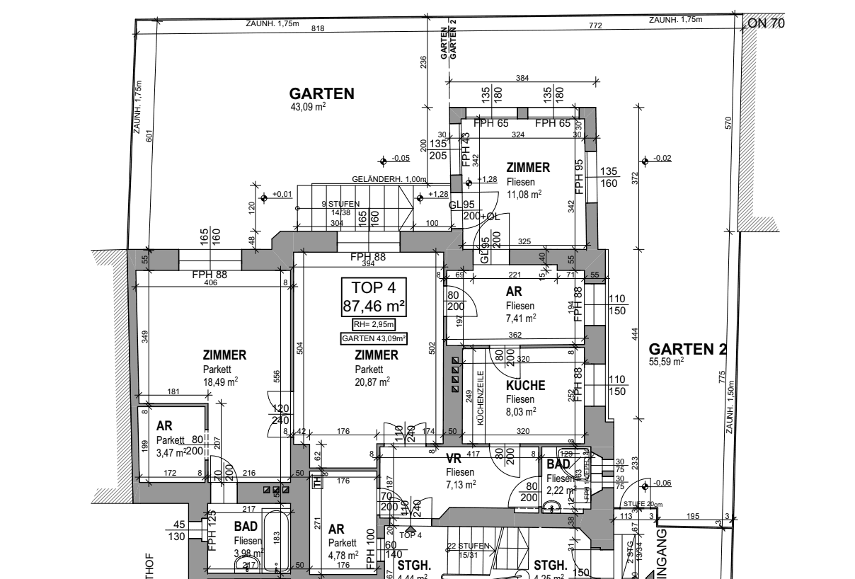 Ausführlicher Grundriss mit Gartenbereichen, Zimmern und Bädern, inklusive Flächenangaben.