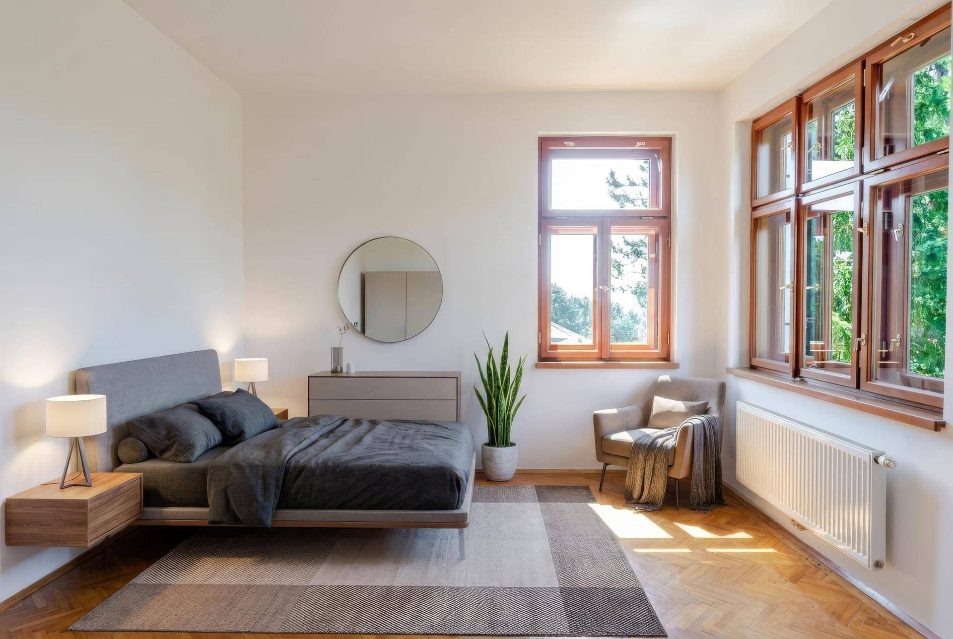 Helles Schlafzimmer mit Parkettboden, großen Fenstern und modernem Bett, gut beleuchtet.