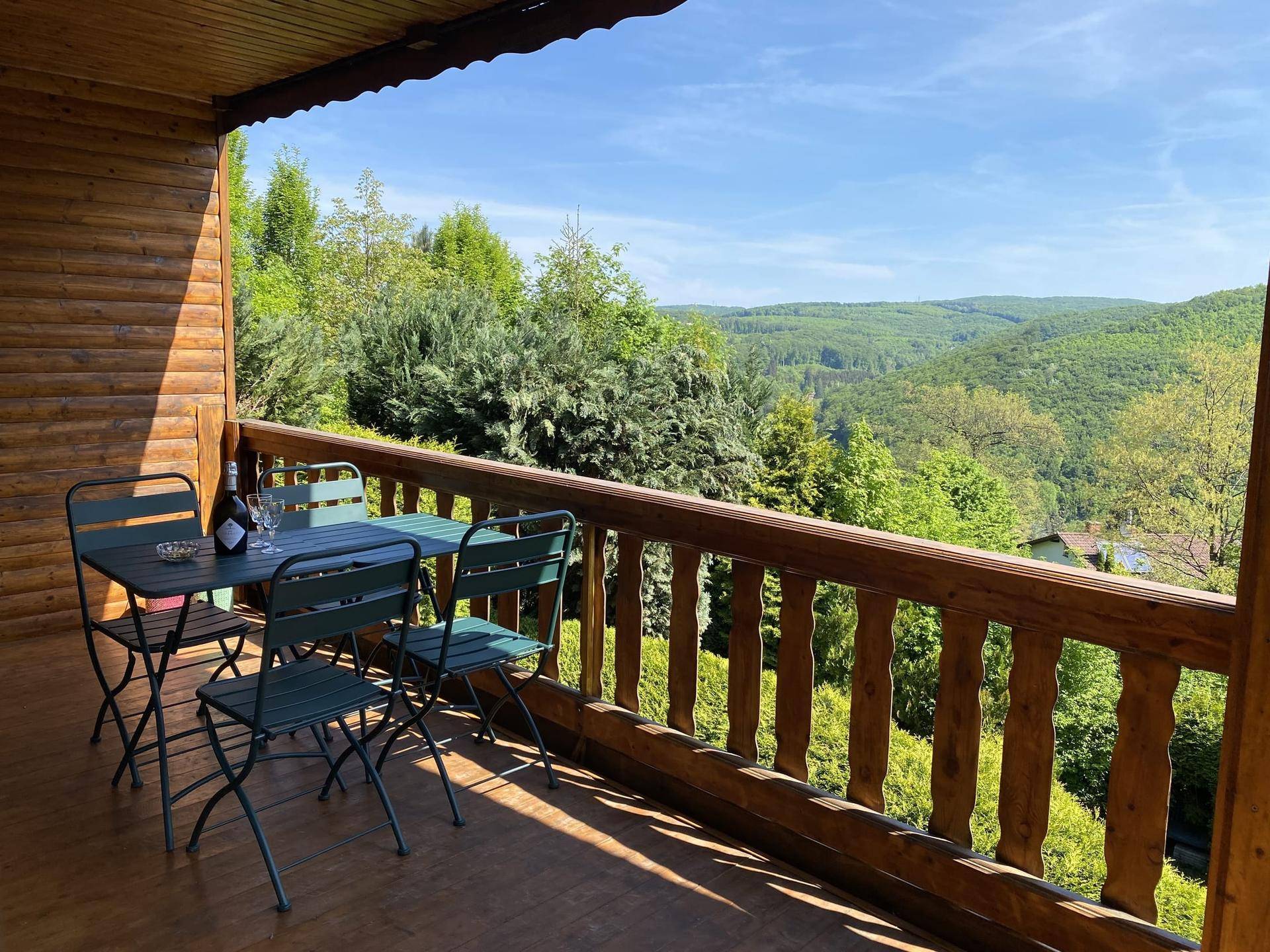 Geräumiger Balkon mit Esstisch und Stühlen, ideal für Mahlzeiten im Freien mit Aussicht.