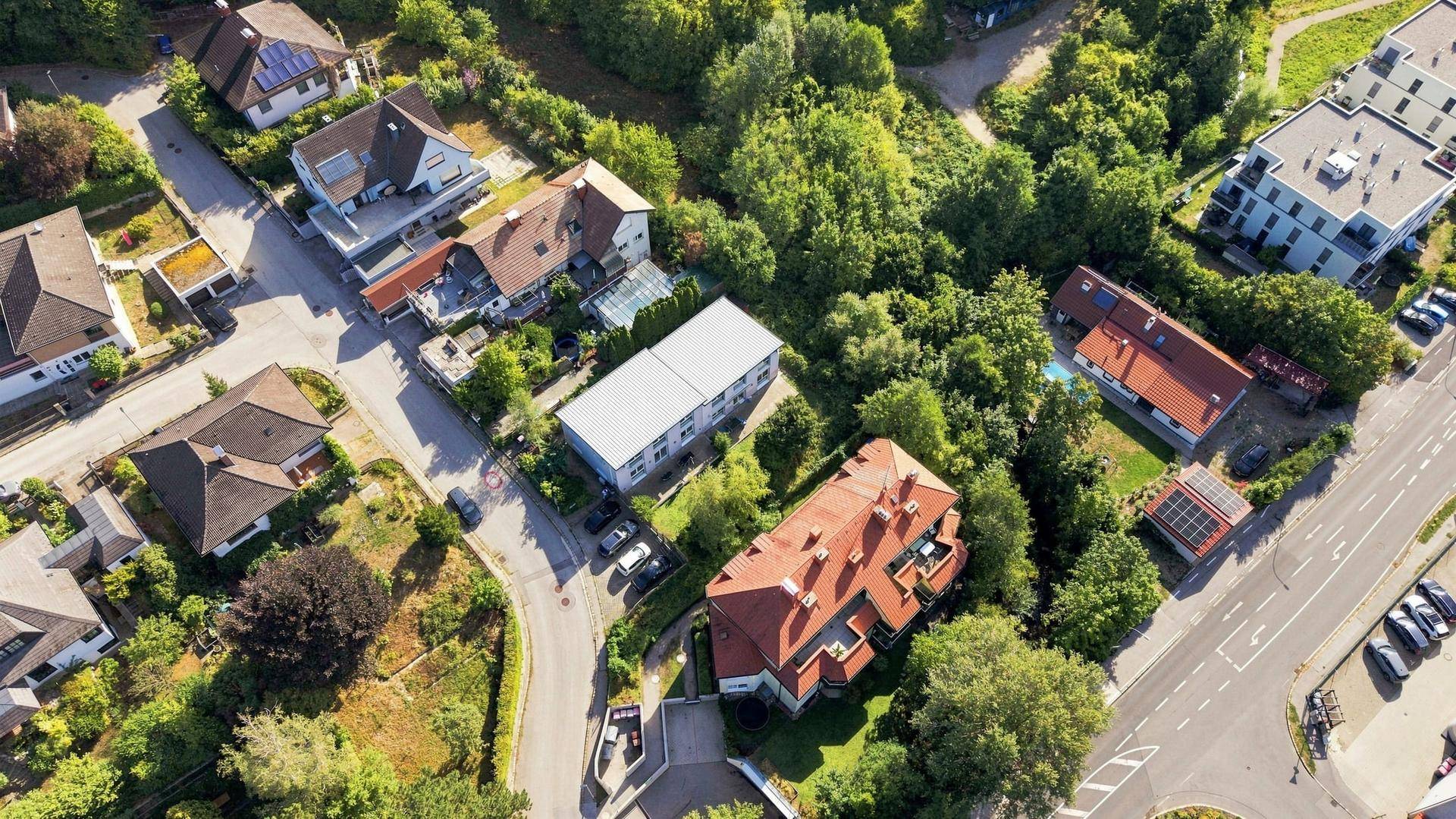 Übersicht aus der Luft einer Wohngegend mit viel Grün und einer Mischung aus Häusern und Wohnungen.
