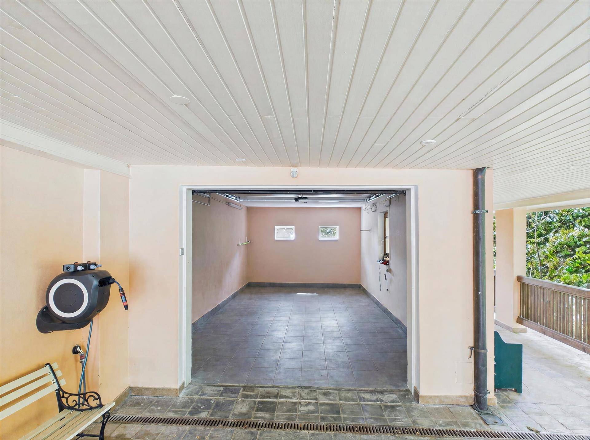 Geräumige Garage mit sauberem Boden und ausreichend Platz für Fahrzeuge und Lagerung.