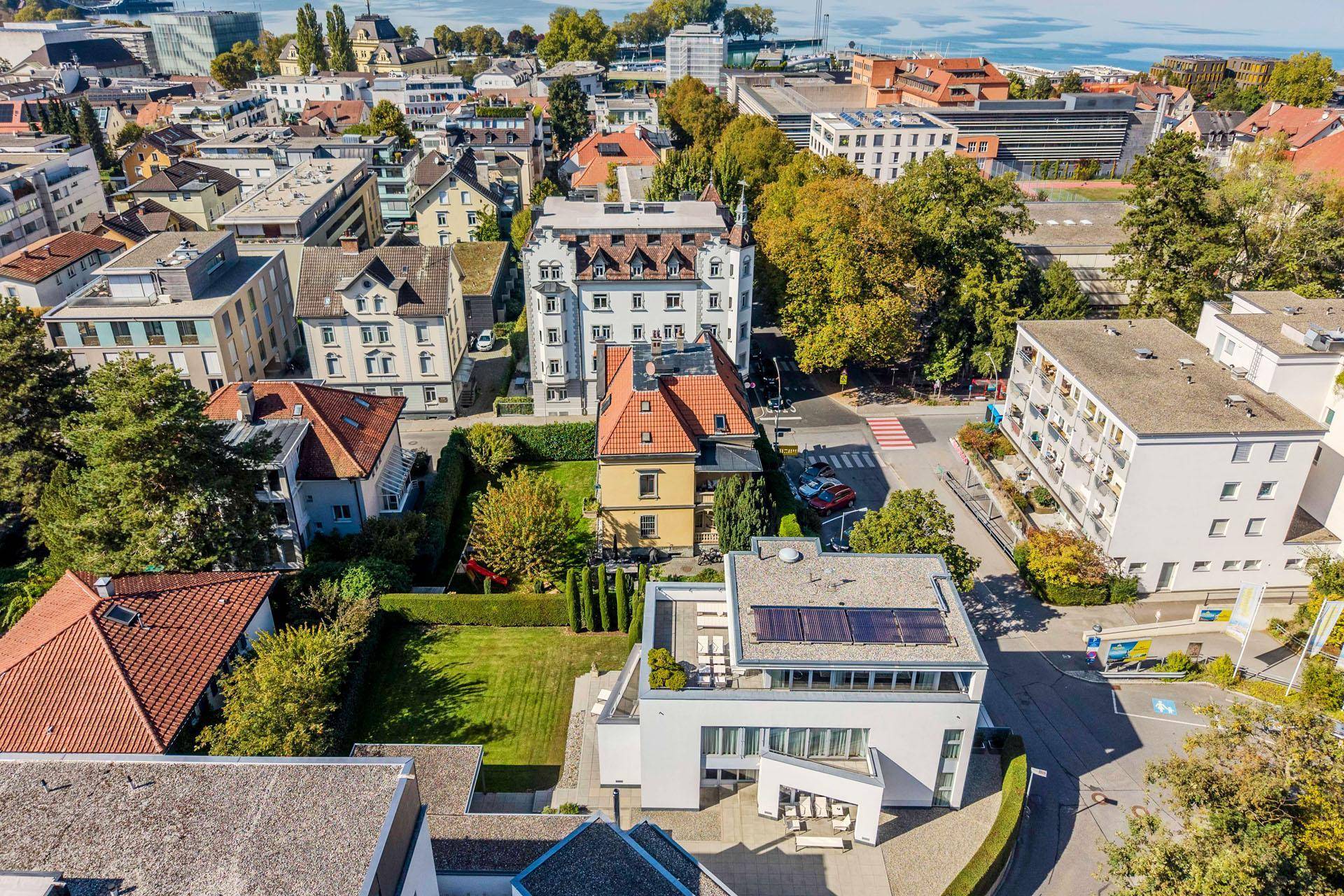 Luftaufnahme der modernen Villa in einer Wohngegend mit Blick auf den See und die Stadt.