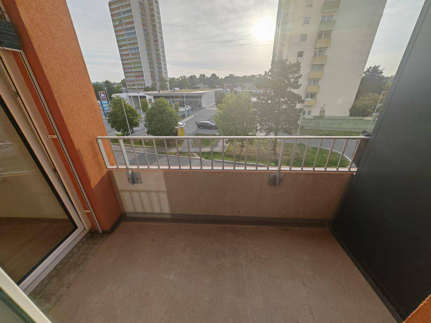 Balkon mit Blick auf die umliegenden Gebäude und die städtische Umgebung.