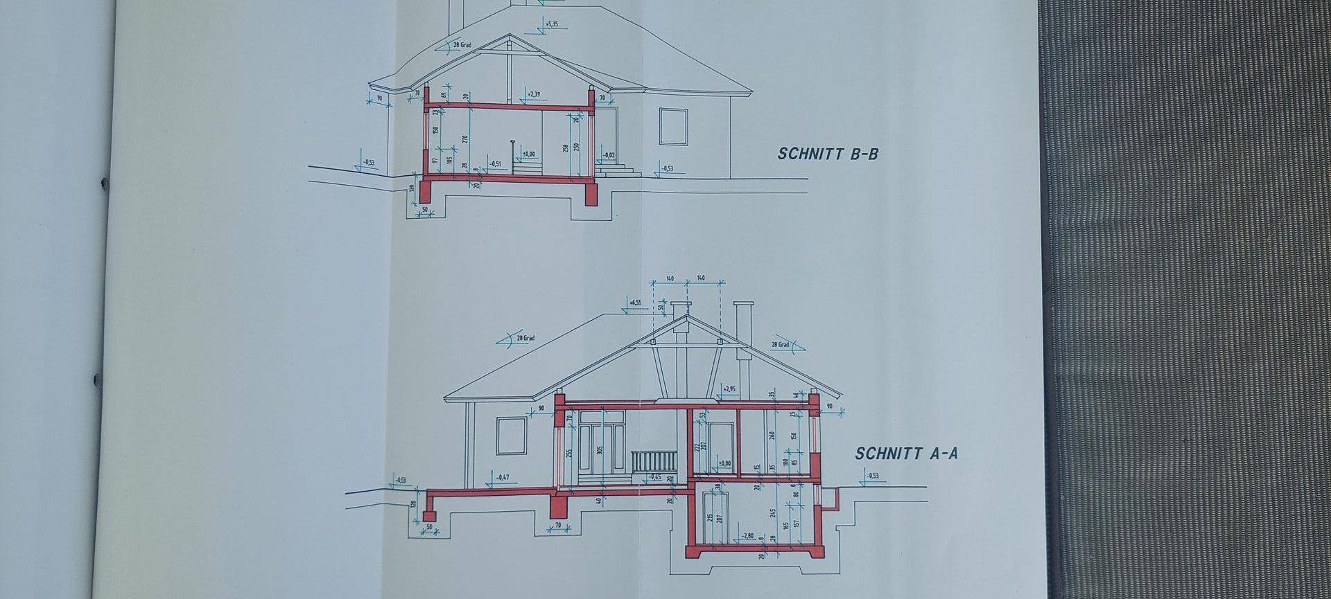 Architektonische Schnitte des Gebäudes zeigen die vertikale Struktur und Raumaufteilung.