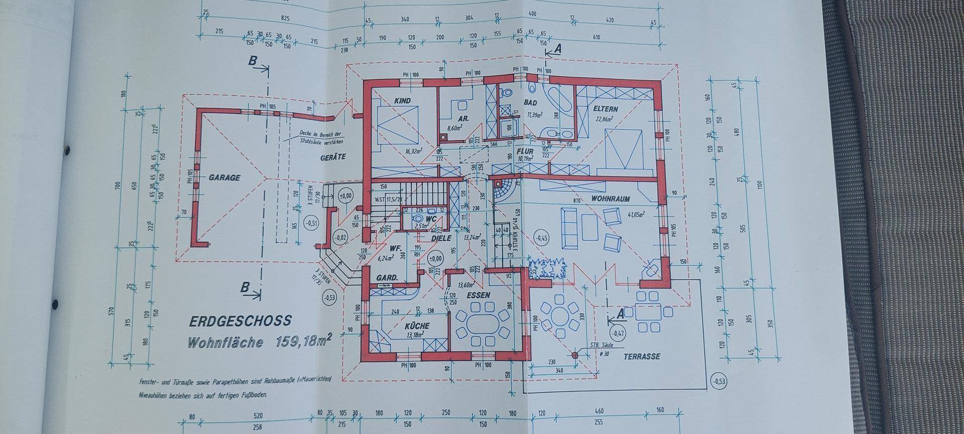 Grundriss des Erdgeschosses mit offener Küche, Essbereich, Wohnzimmer und Terrasse.