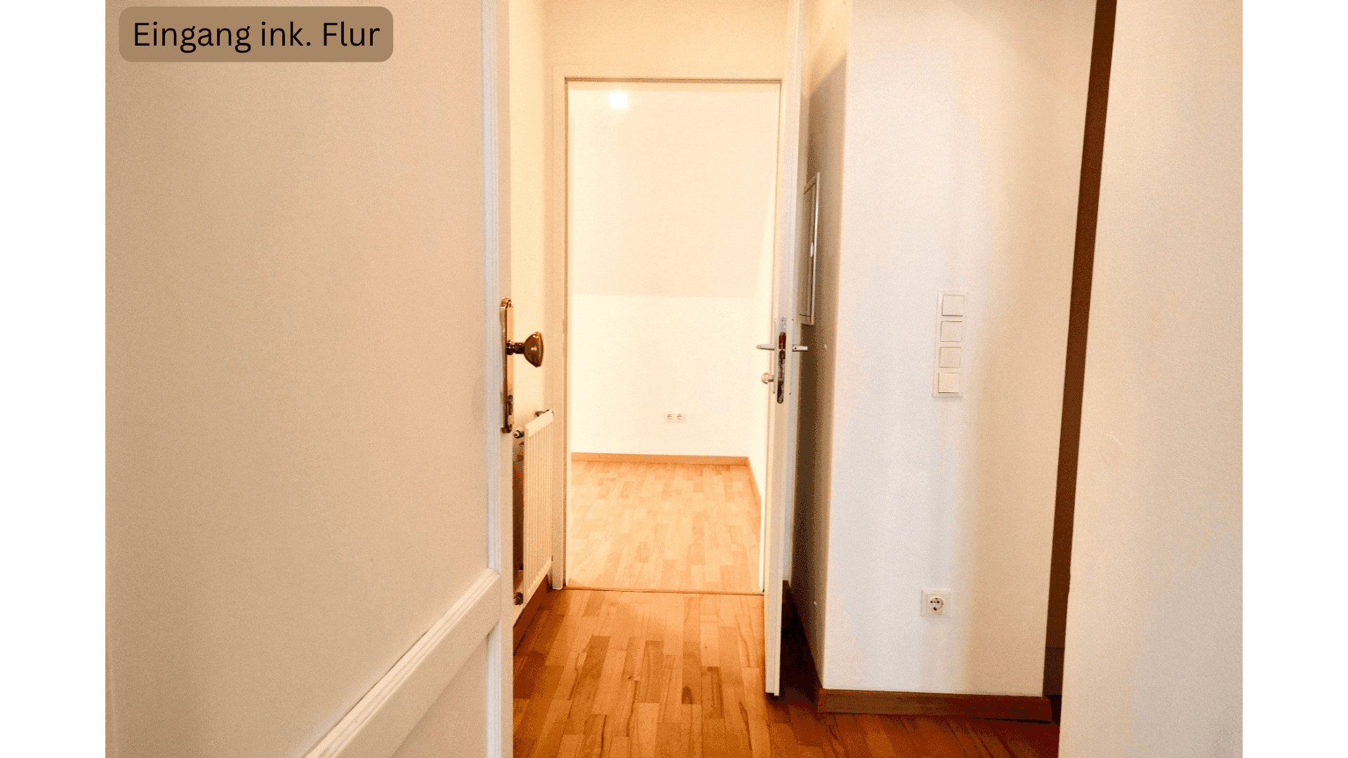 Heller Flur mit Holzboden und Türen, die zu den verschiedenen Räumen führen.