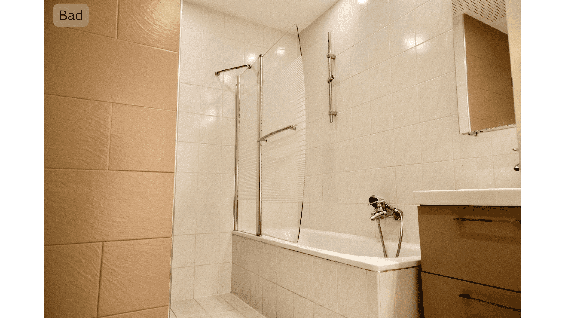 Badezimmer mit Badewanne, Duschabtrennung, Waschbecken und Spiegelschrank.