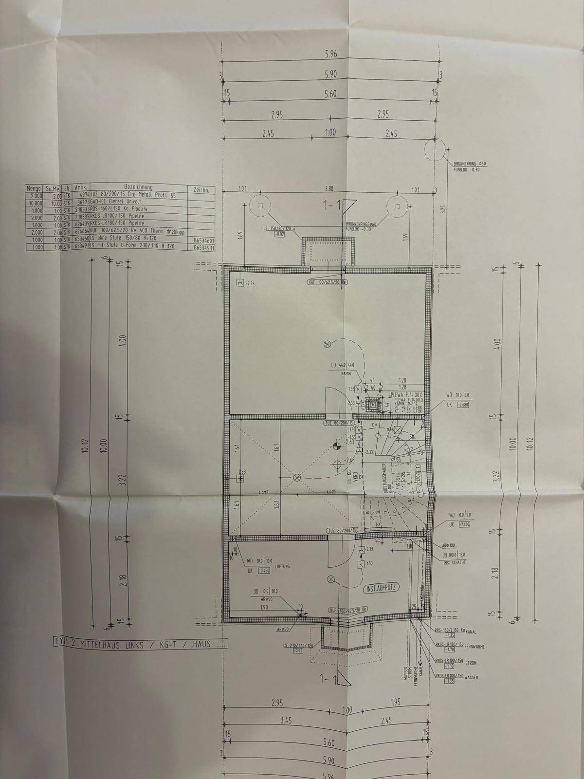 Grundriss des Erdgeschosses mit Maßen und Raumaufteilung.